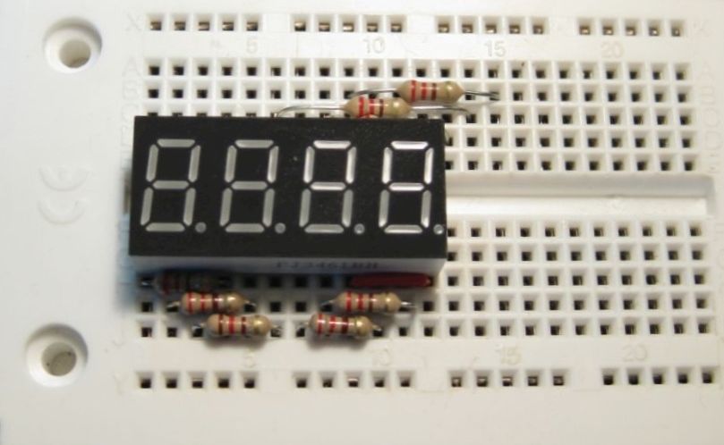 Breadboard mit 4x7-Segment-Anzeige am Raspberry Pi