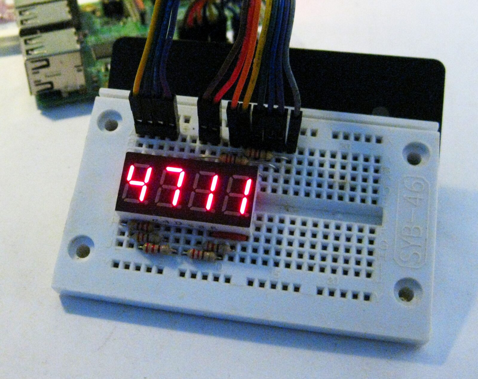 Breadboard mit 4x7-Segment-Anzeige am Raspberry Pi