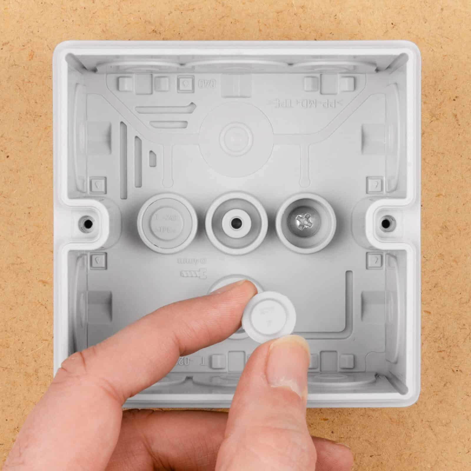 Bild 13: Montagelöcher abdichten