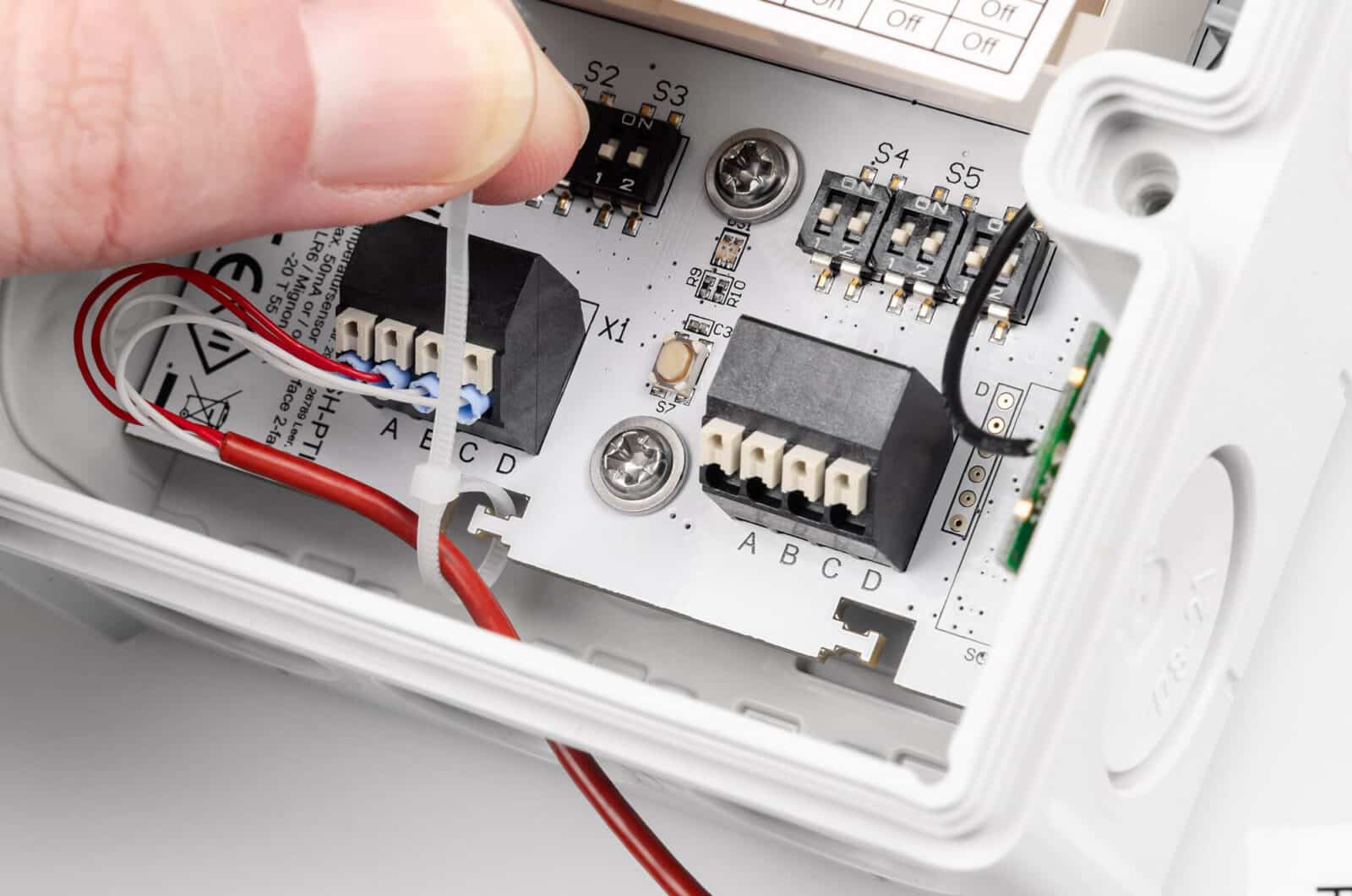 Bild 16: Fixierung der Leitungen mit einem Kabelbinder