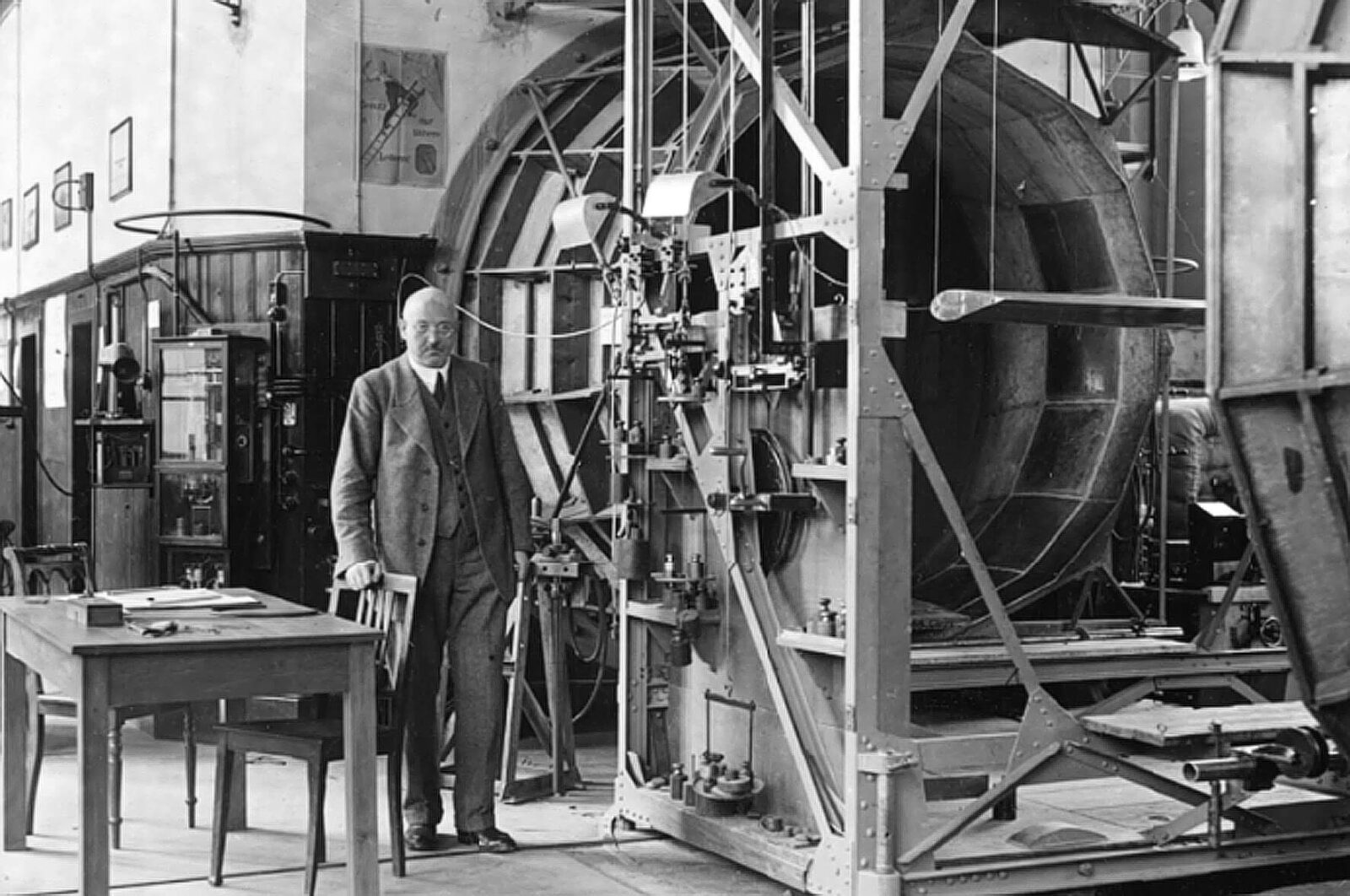 Bild 5: Der Erfinder Albert Betz vor seinem Windkanal in Göttingen (1930); Im Inneren des Düsentestbereichs ist ein Flügelprofil zu sehen. Quelle: researchgate.net