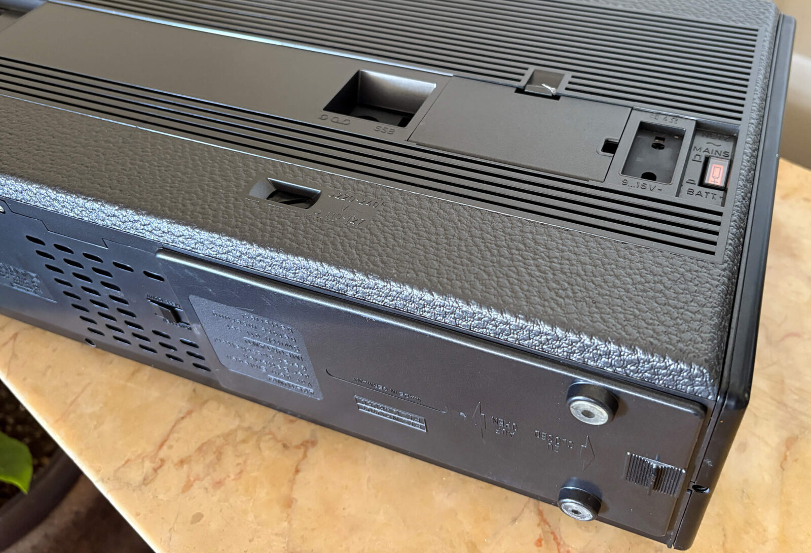 Bild 10: Abdeckungen auf der Rück- und Unterseite fehlen häufig.