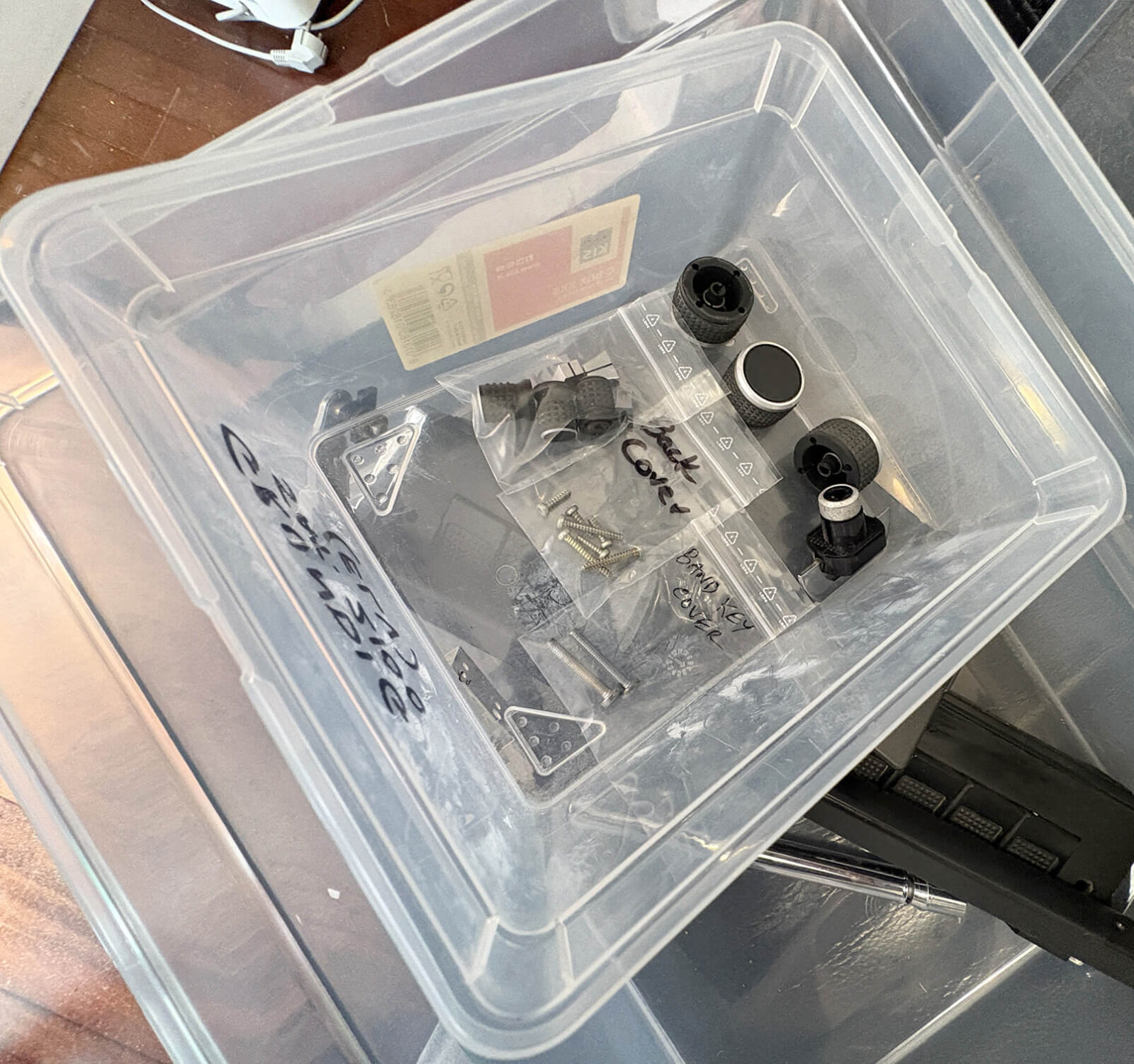 Bild 11: Alle entfernten Teile an einem Ort aufbewahren, damit nichts verloren geht