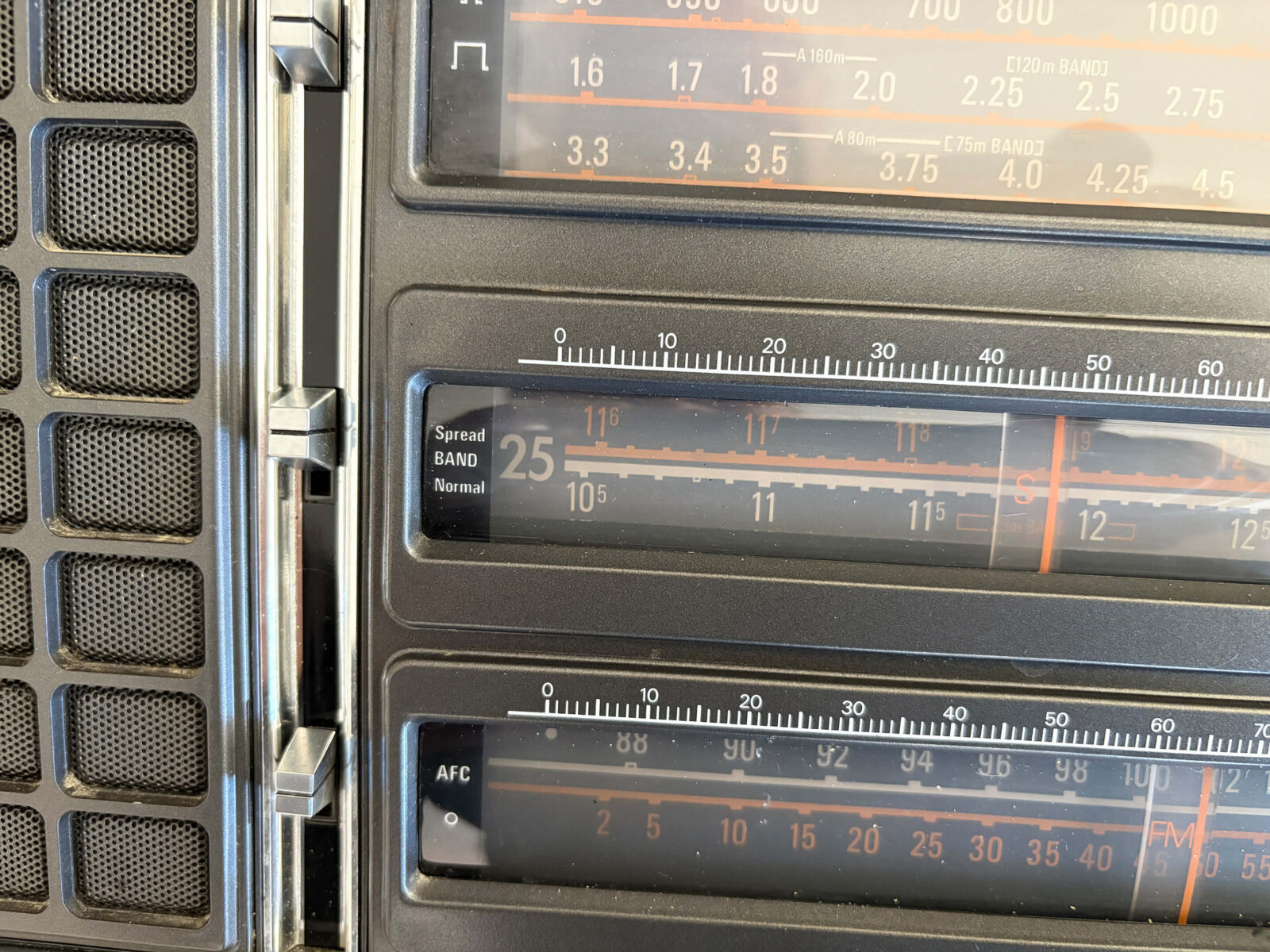 Bild 5: Normal- und Spread-Wahlschalter ermöglicht „Feinabstimmung“ innerhalb der SW-Bänder.