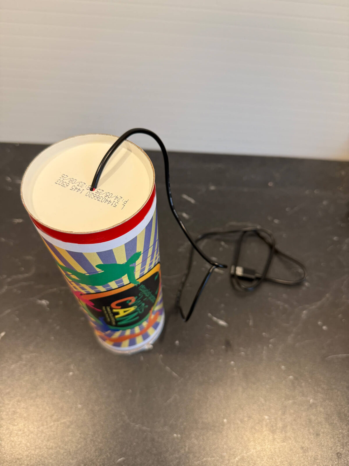 Bild 6: Kabel in den Dosenboden einführen...