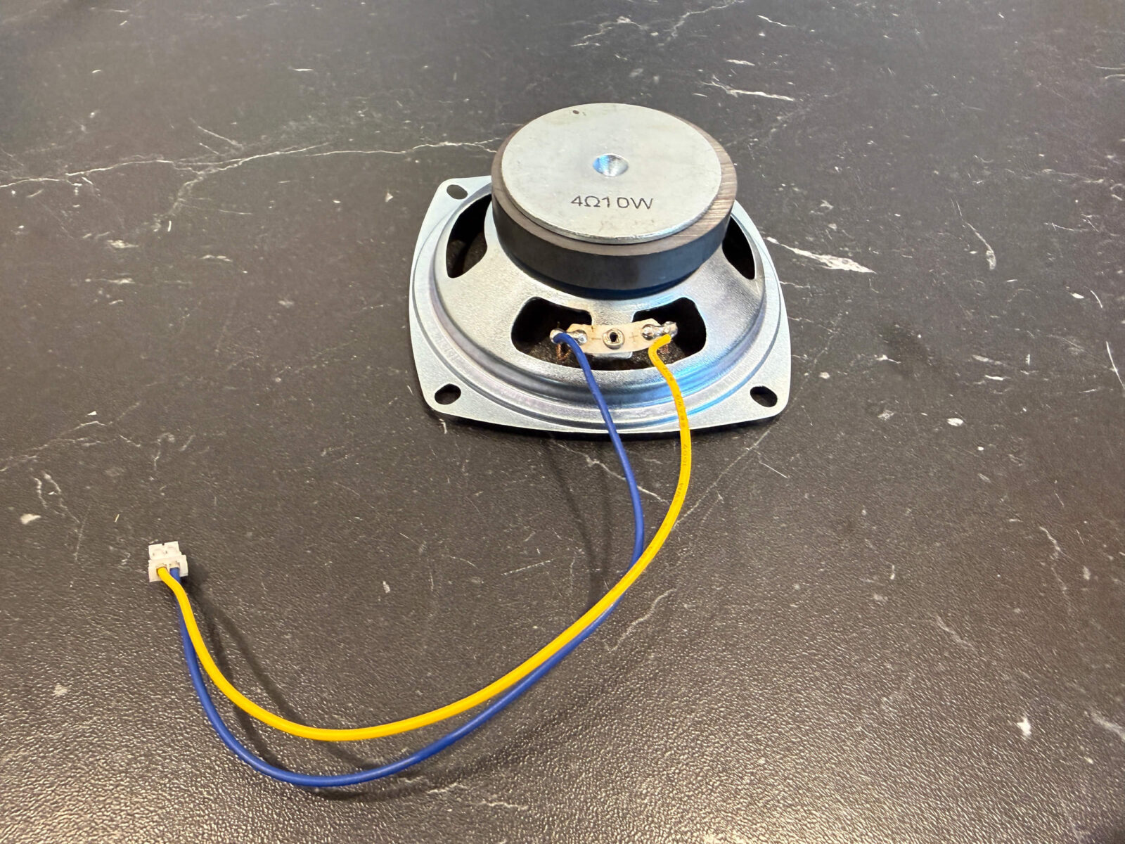 Bild 11: Lautsprecherkabel anlöten