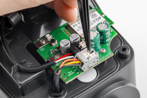 Bild 11: Klemmen öffnen, Kabel einführen und Klemmen schließen