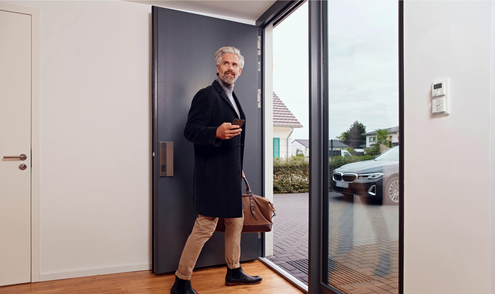 Vorausschauender Komfort: Eine smarte Steuerung sorgt dafür, dass die Fußbodenheizung bei Abwesenheit nicht munter weiterheizt und vor Ihrer Ankunft rechtzeitig mit dem Aufwärmen beginnt.