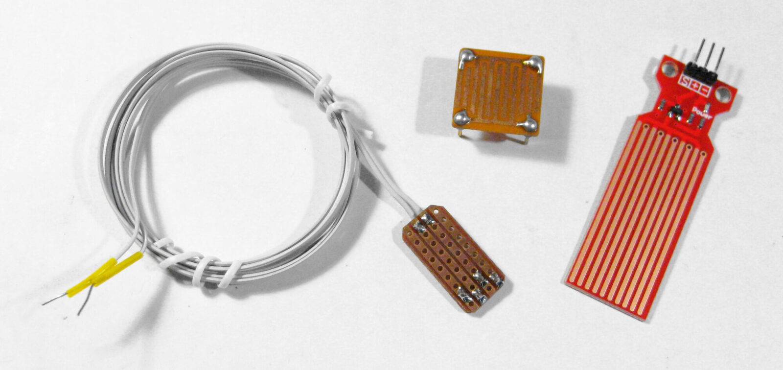 Bild 1: Selbst gebaute (links) und kommerzielle (rechts) Feuchtesensoren