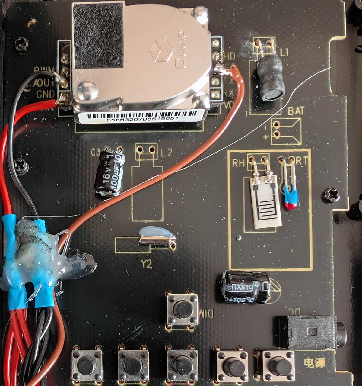 Bild 2: Fixierung der Kabel an der Hauptplatine