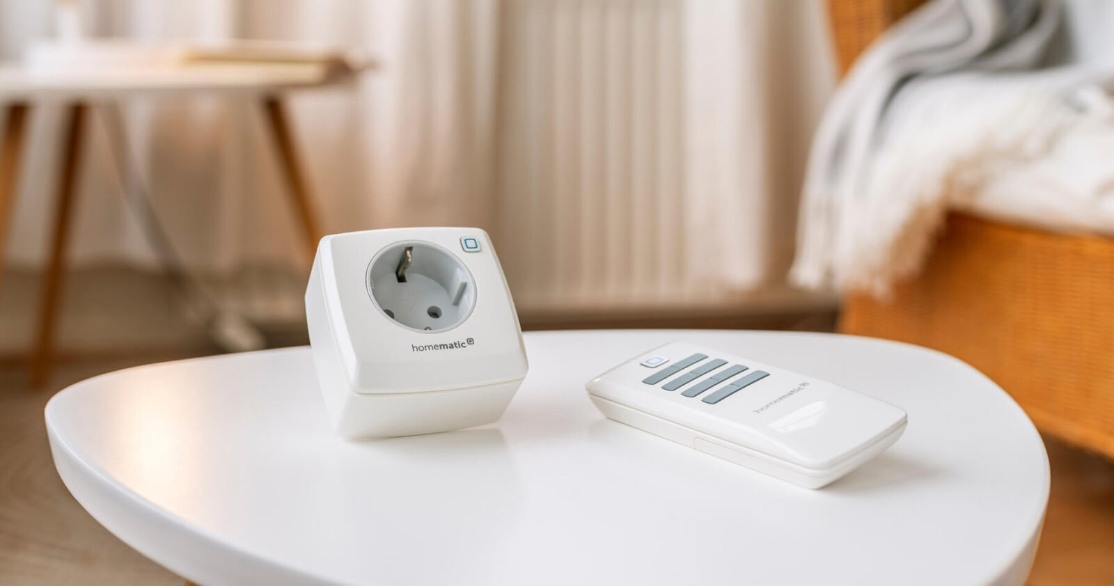 Keinen Bock auf App? Ist das Smartphone nicht griffbereit, reagieren Steckdosen wie die Homematic IP HmIP-PSM-2 auch auf Funkfernbedienungen.