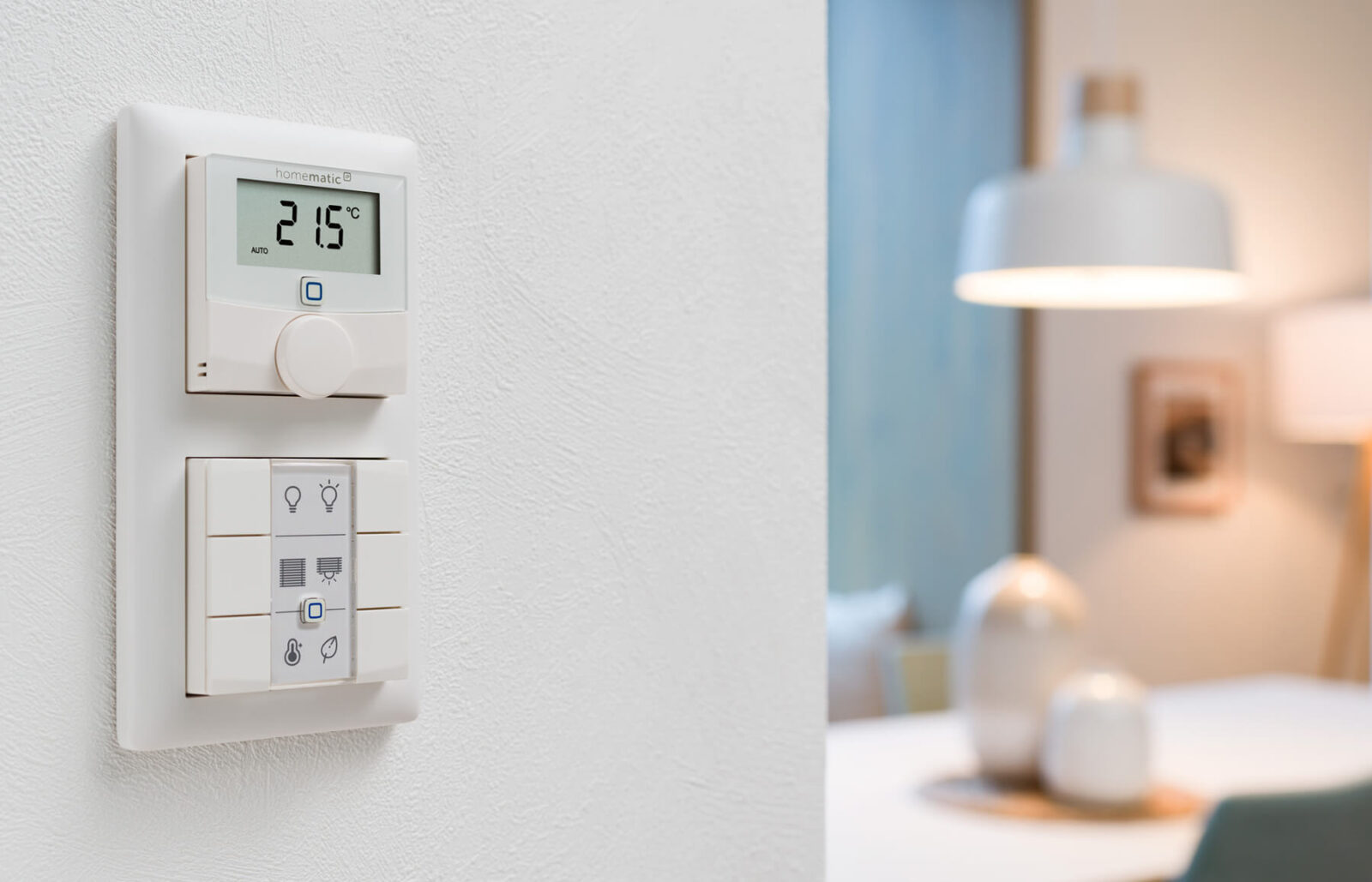 Temperatur im Blick behalten: Der Homematic IP Wandthermostat misst nicht nur die Raumtemperatur, sondern auch die Luftfeuchtigkeit – ein wichtiger Wert, um Kondenswasser beim Kühlen zu vermeiden.