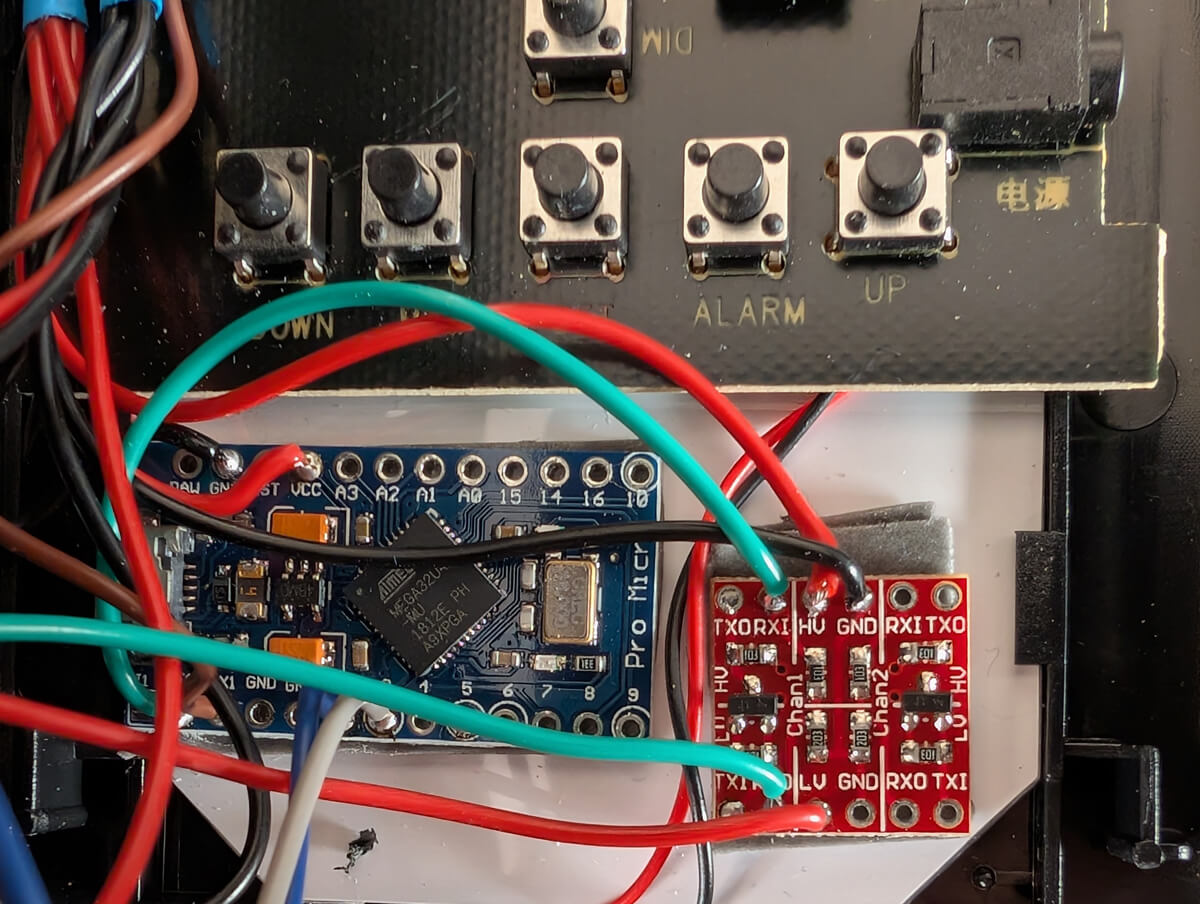 Bild 3: Fixierung und Verkabelung des Arduino und des Level Shift Moduls