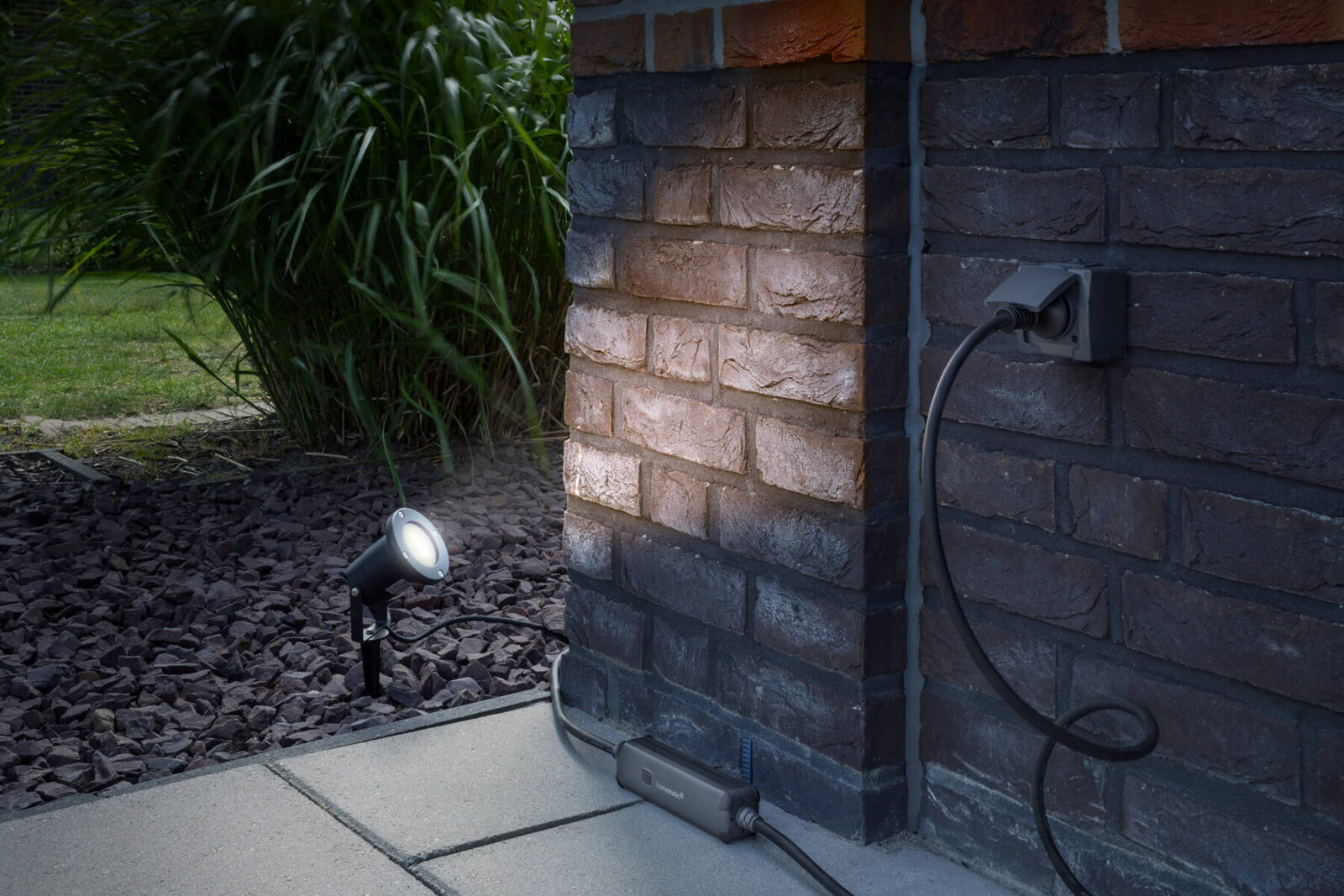 Die Zuleitung des wettergeschützten Schalt-Mess-Kabels Homematic IP HmIP-PSMCO verbindet auch weiter vom Wandauslass entfernte Geräte. Weil es Einspeisevorgänge erfasst, erleichtert es das Lastmanagement im Verbund mit einem Balkonkraftwerk.