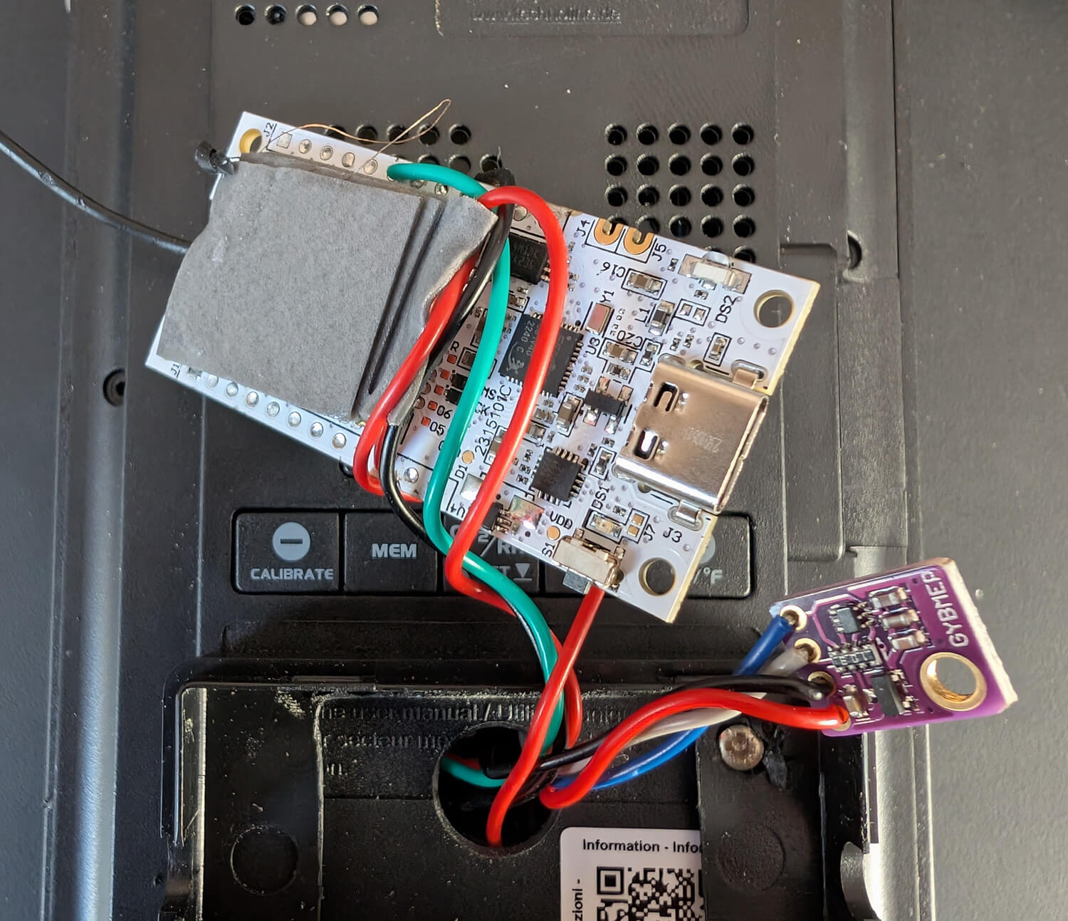 Bild 4: Montage des Zusatzgehäuses und Verkabelung