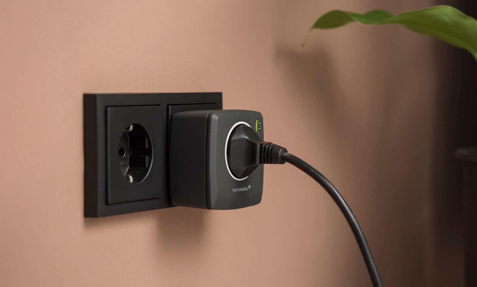 Ihre Einrichtung ist bevorzugt Schwarz oder Grau statt Weiß? Einige smarte Steckdosen wie die HmIP-PSM-2-A gibt es in passender Farbe dazu.