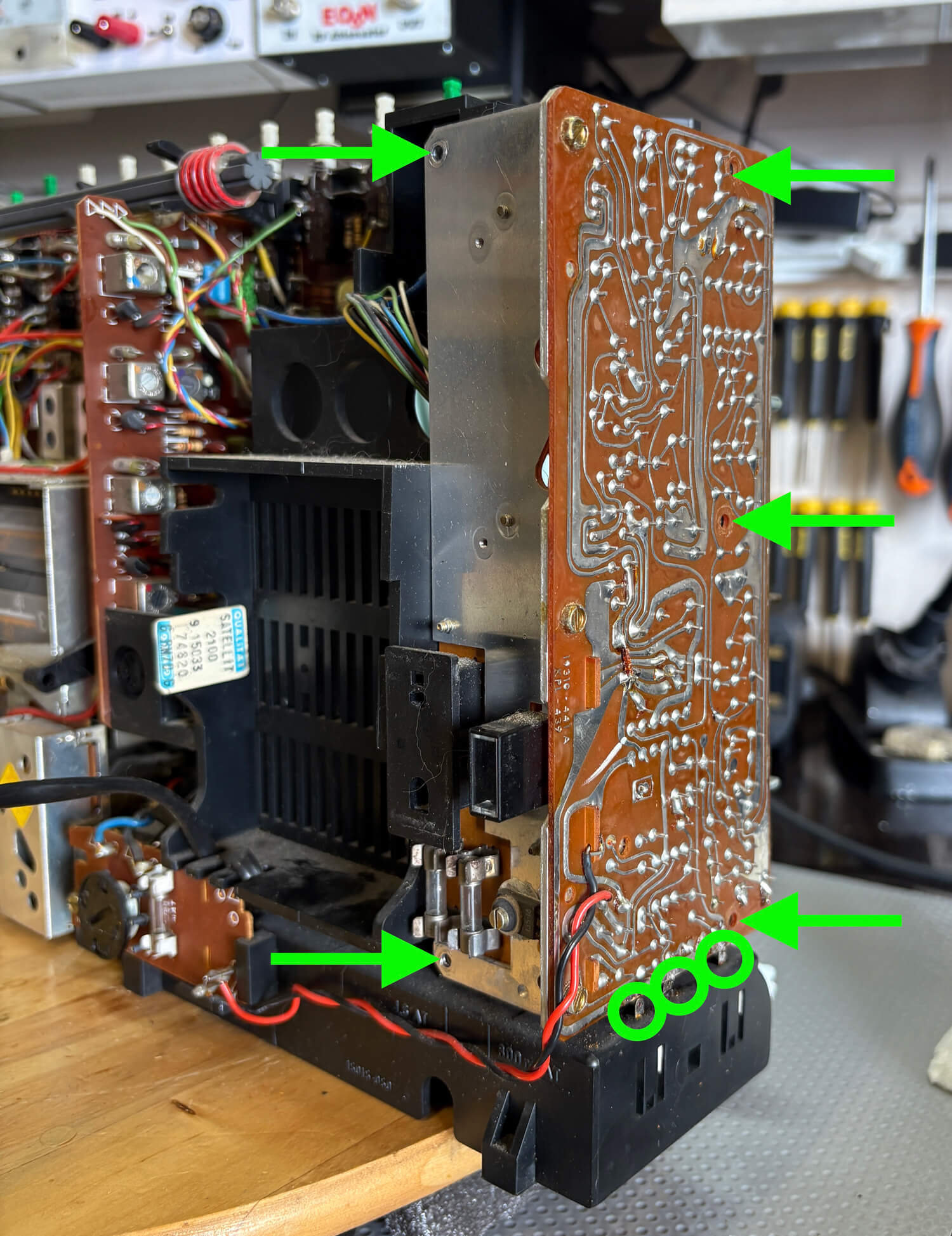 Bild 4: Die NF-Platine kann ausgeklappt werden, um die Bauteile auf der Innenseite zugänglich zu machen.