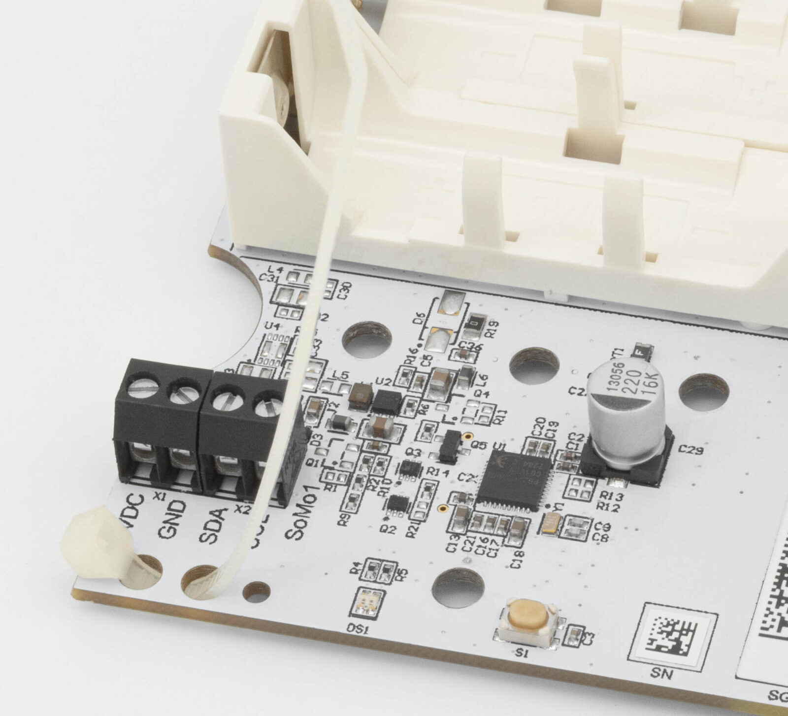 Bild 4: Kabelbinder in Platine einführen