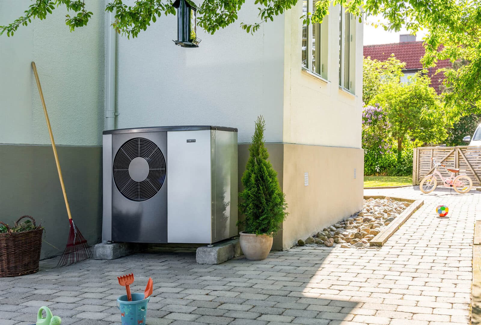 Voraussetzung für die Fußbodenkühlung: Eine Wärmepumpe wie dieses Modell von Nibe liefert im Sommer kühles Wasser in die Heizrohre – ganz ohne separate Klimaanlage.
(Quelle: NIBE Systemtechnik GmbH)