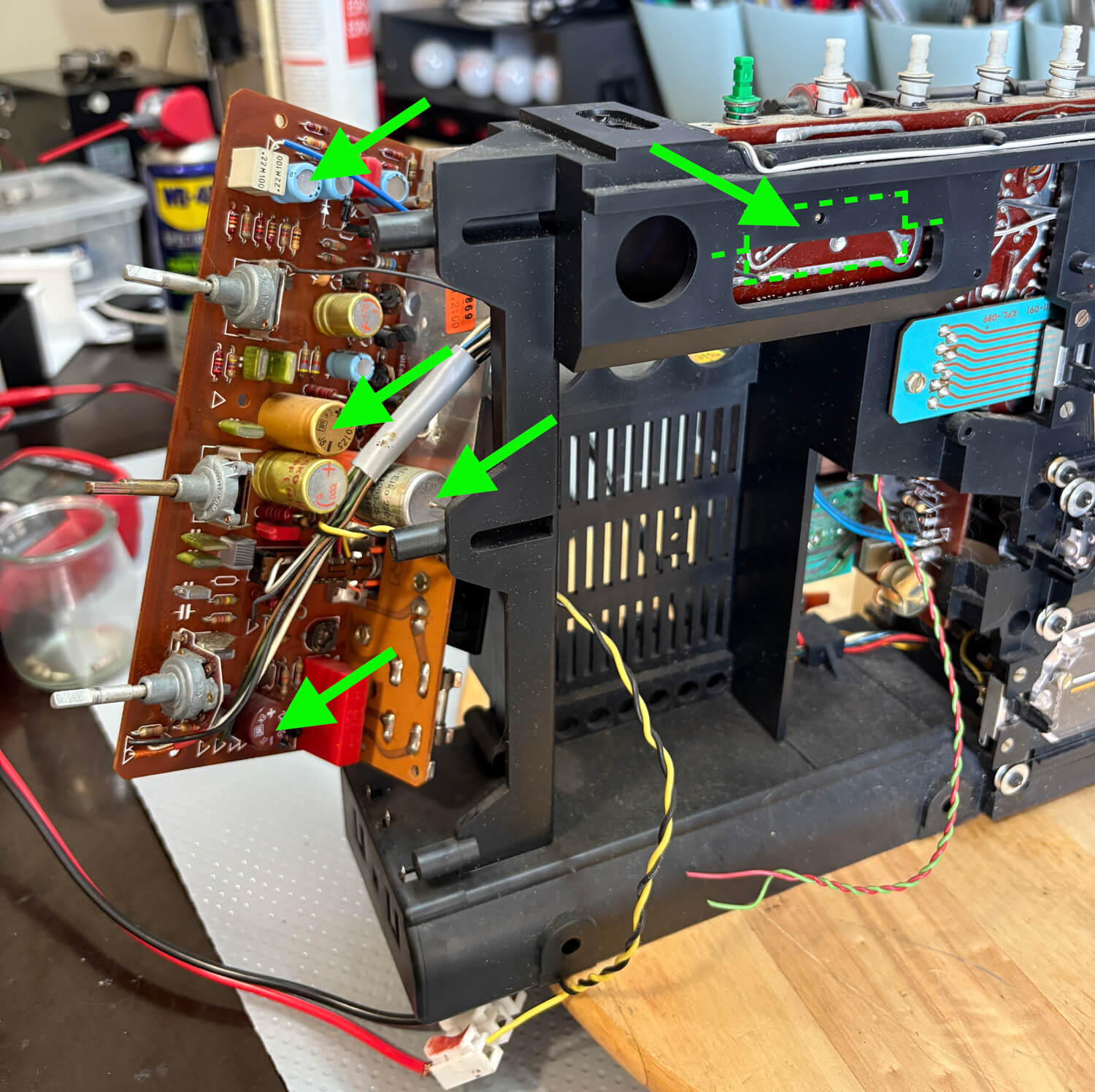 Bild 5:In der Stromversorgung müssen nur wenige Kondensatoren ersetzt werden; einer davon sitzt auf der HF-Platine, unterhalb des Ein-/Ausschalters.