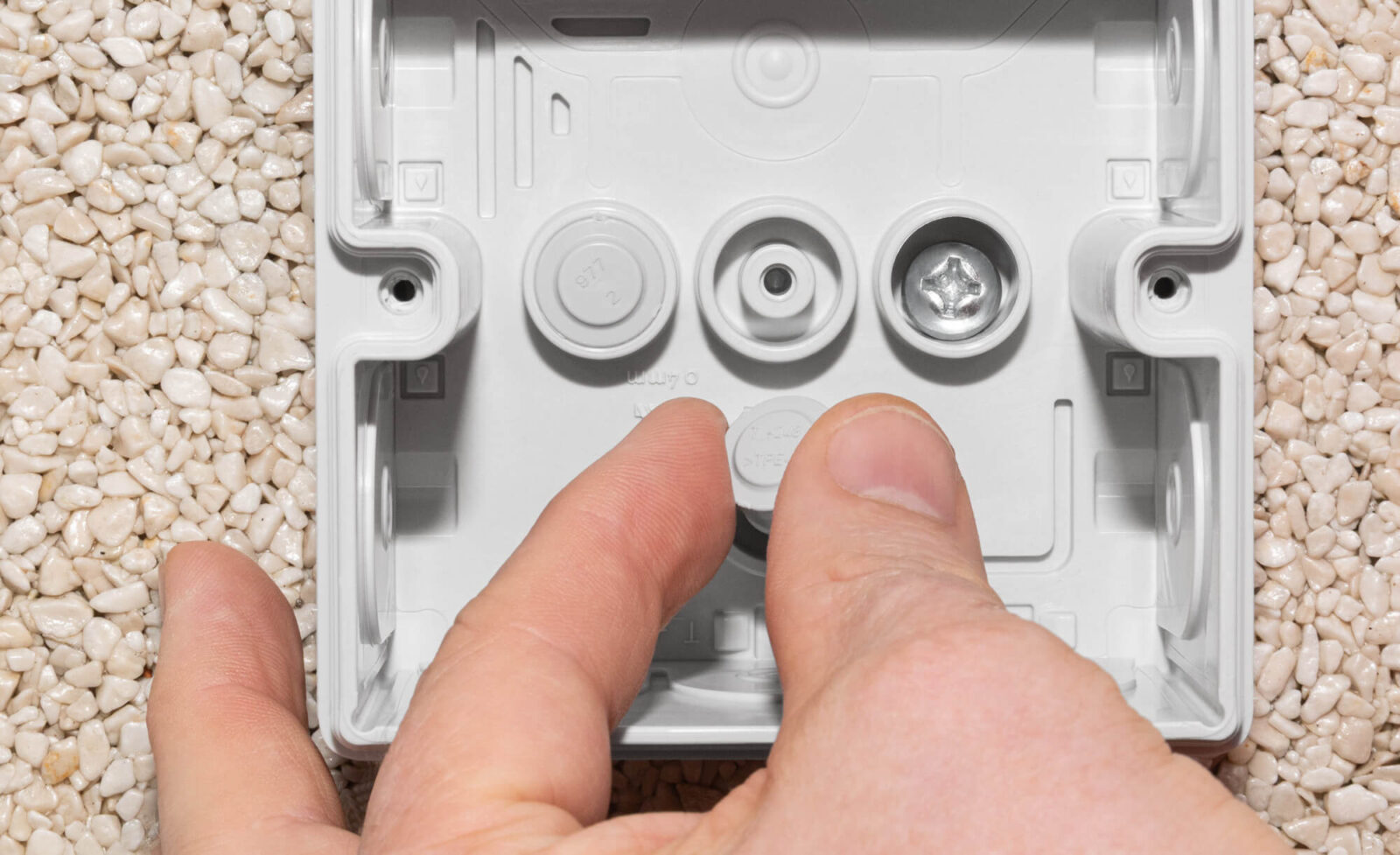 Bild 5: Montagelöcher abdichten