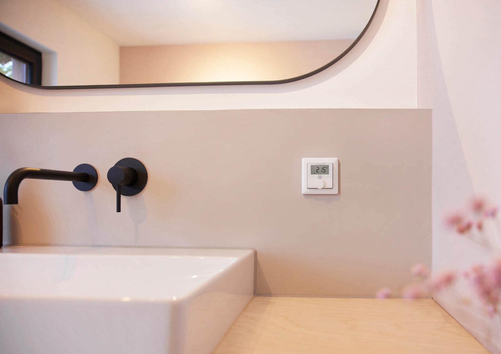 Smarte Klimakontrolle: Das Wandthermostat mit integriertem Luftfeuchtigkeitssensor misst nicht nur die Temperatur, sondern verhindert beim Kühlen auch Kondensatbildung auf dem Boden.