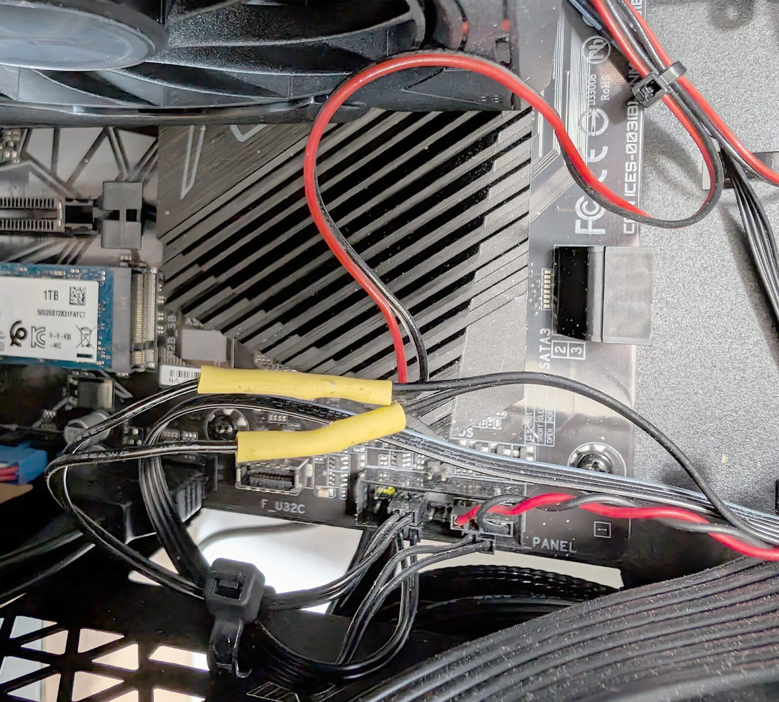 Bild 6: Überbrückung der Taste „Power On“ des PCs