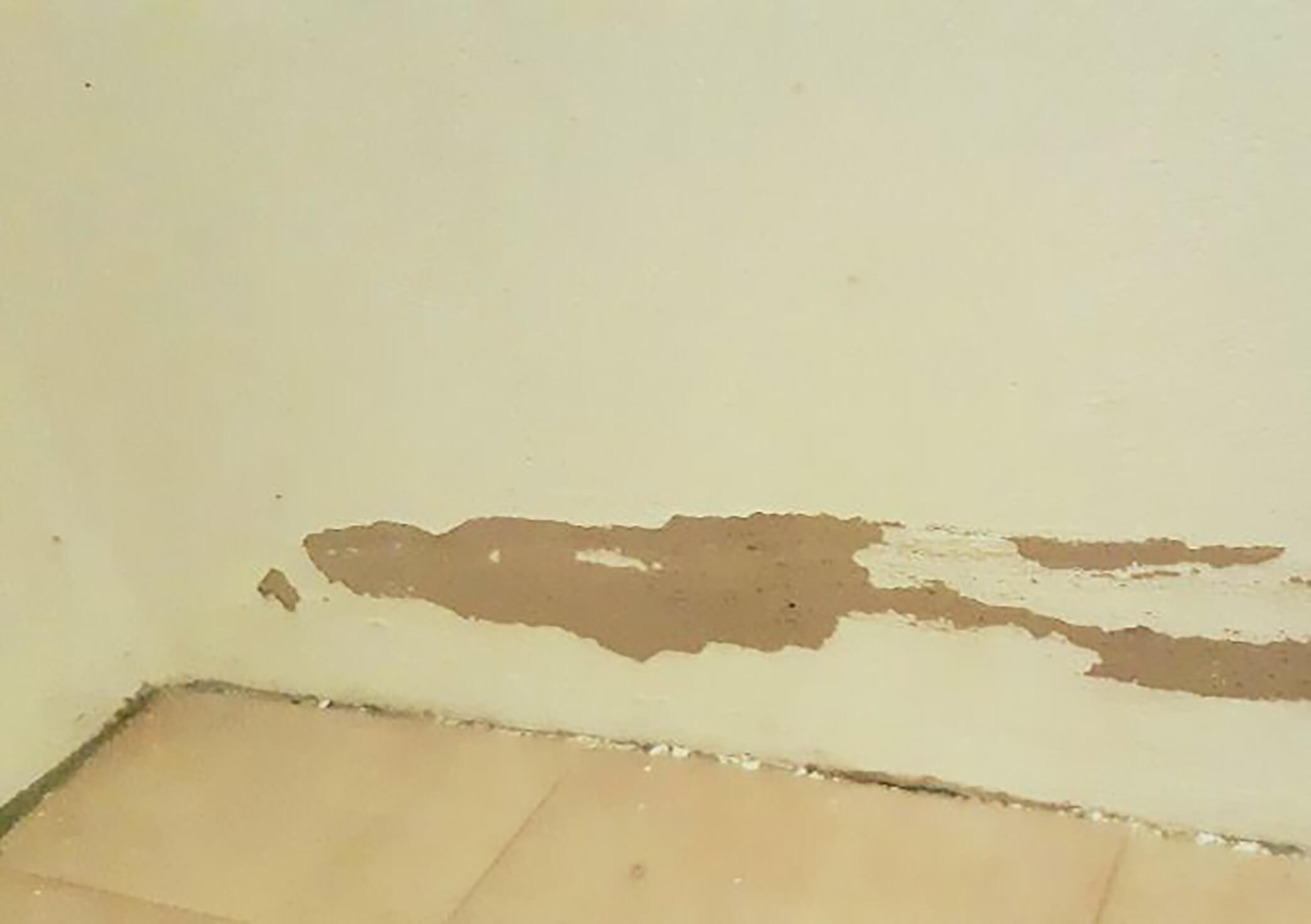 Bild 6: Feuchteschäden in einem Kellerraum – früh erkannt mit DHT11 und Python