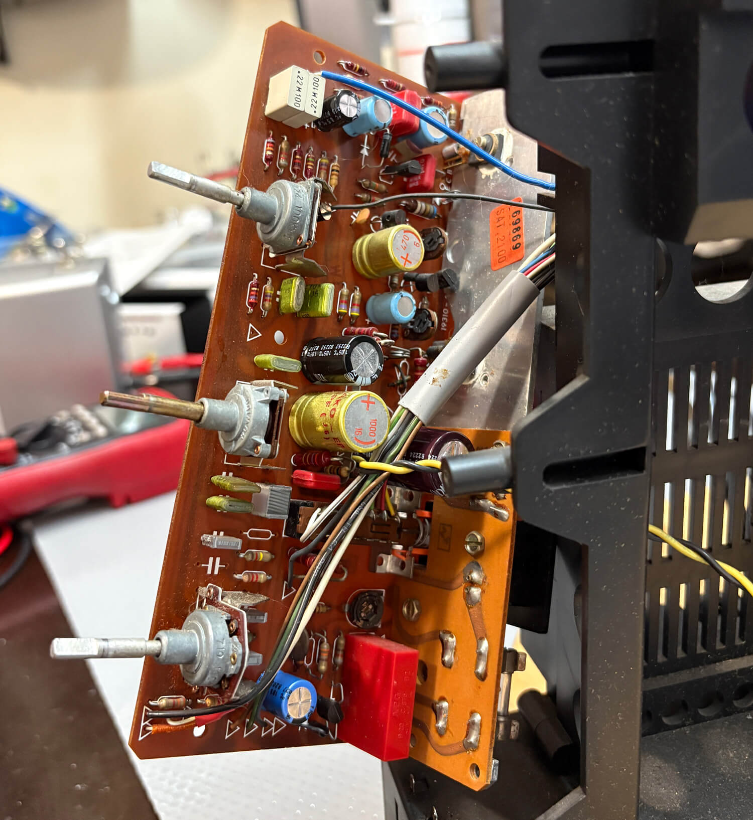 Bild 6: Ersetzte Elektrolytkondensatoren der Stromversorgung – moderne, hochwertige Typen, kleiner als die Originale, aber mit deutlich längerer Lebensdauer.