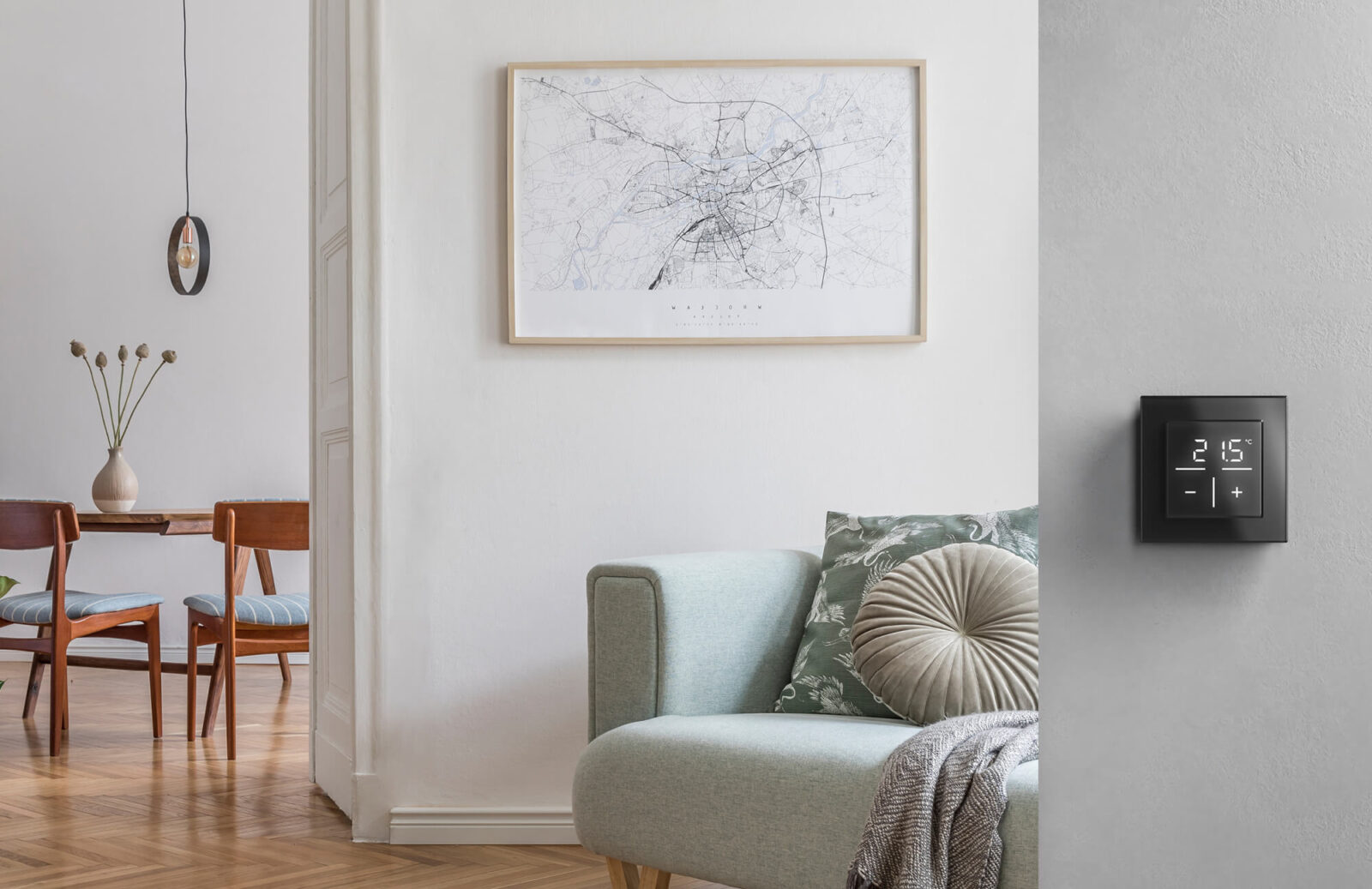 Elegante Bedienung an der Wand: Das Glas-Wandthermostat in Schwarz wird direkt mit 230 Volt versorgt, setzt einen modernen Akzent im Wohnraum und erlaubt die Steuerung per Touch.