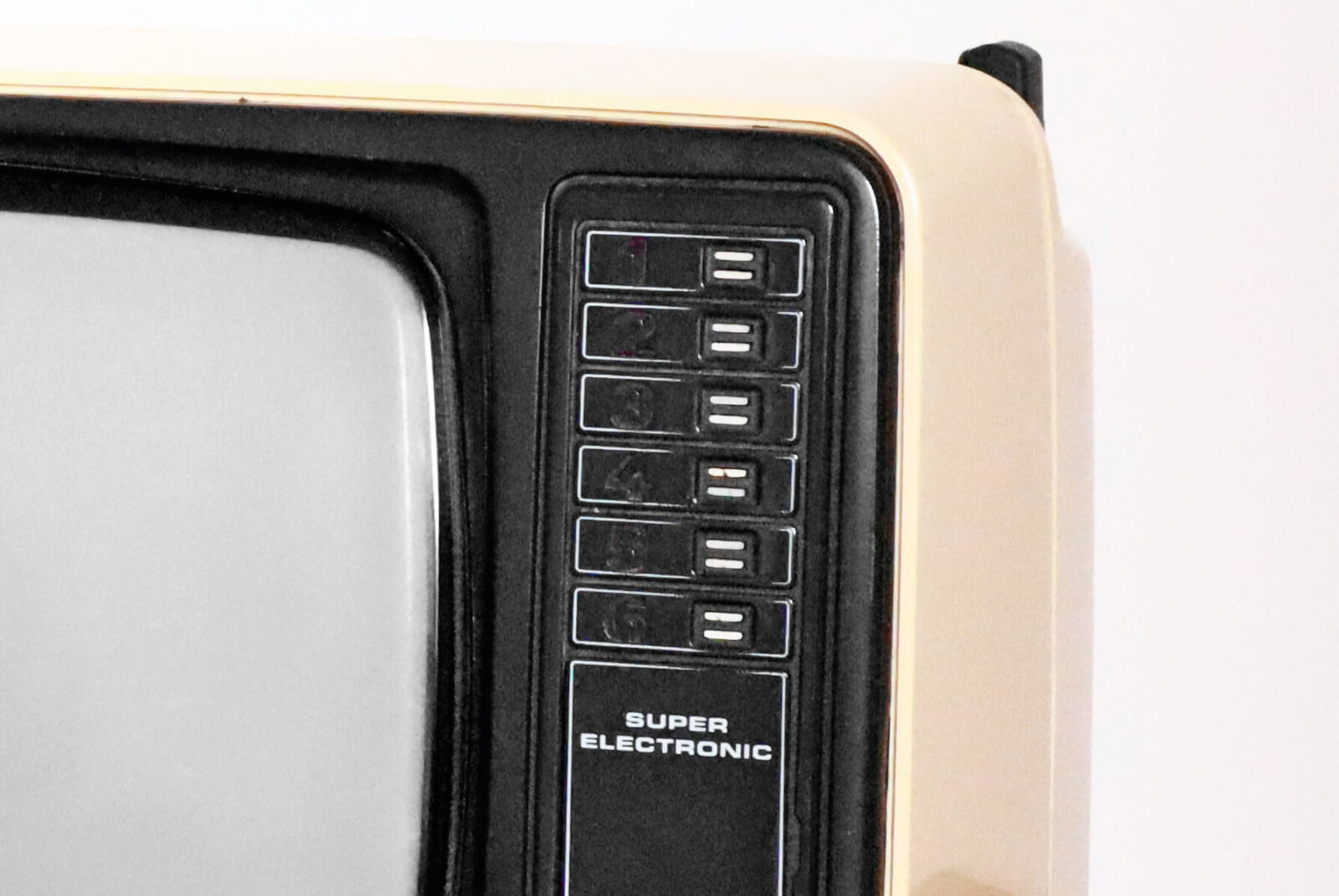 Bild 7: Sensortasten an einem 1970er Grundig-TV (Quelle: Walter Cicchetti, stock.adobe.com)