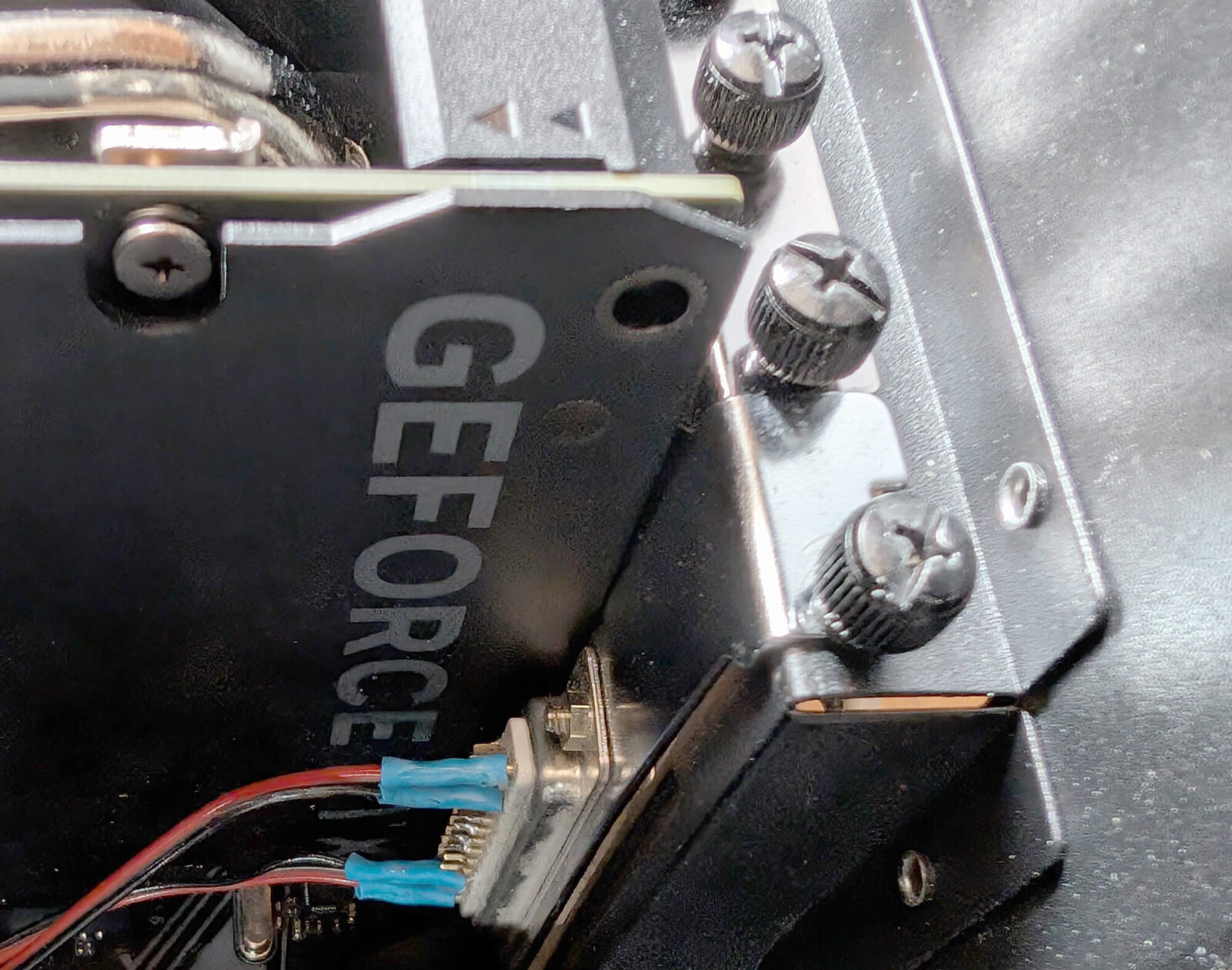 Bild 9: Verschraubtes Slotblech an der PC-Rückwand