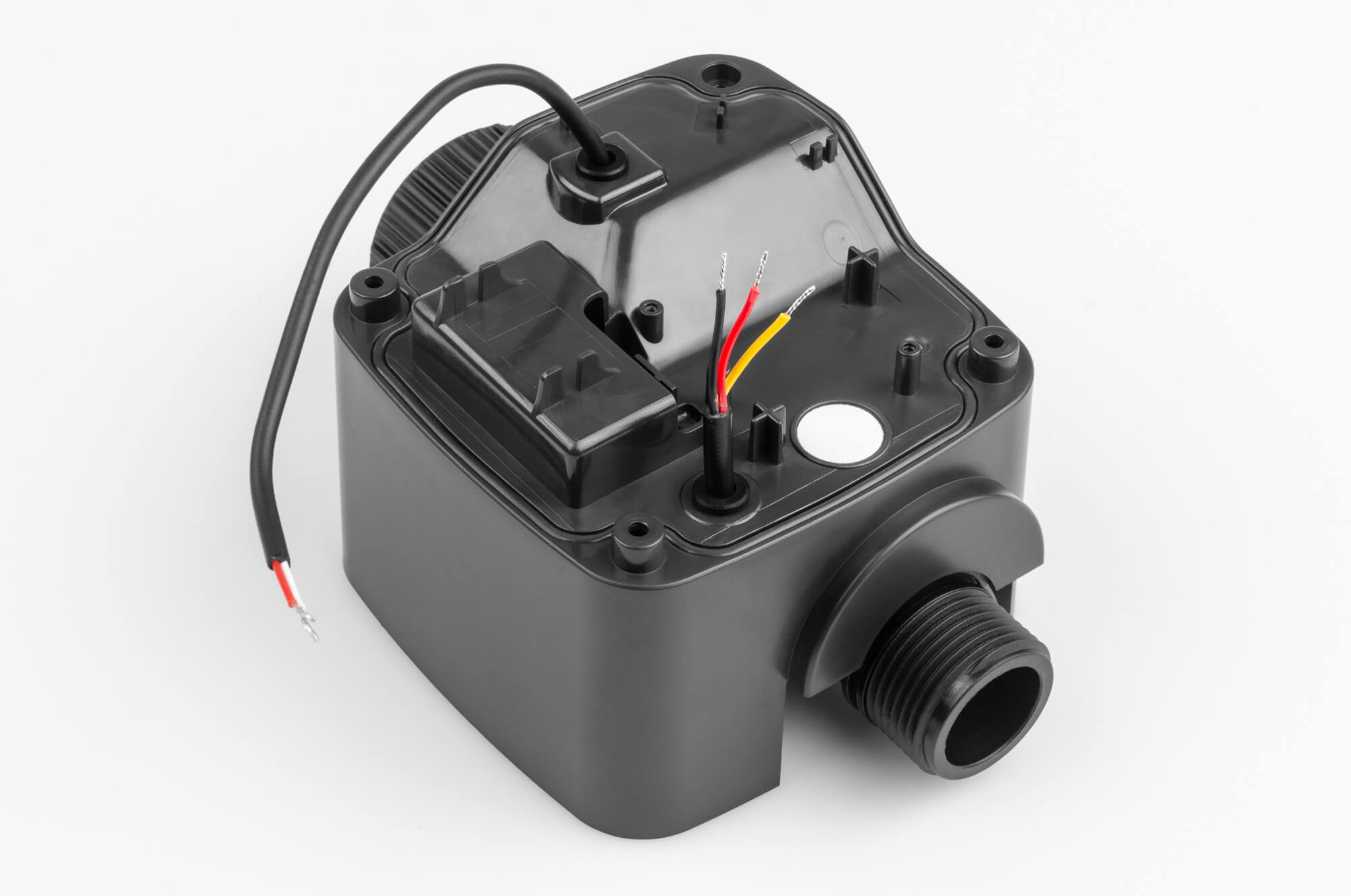 Bild 8: Gehäuseteil mit eingesetztem Ventil und vorbereiteten Kabeln