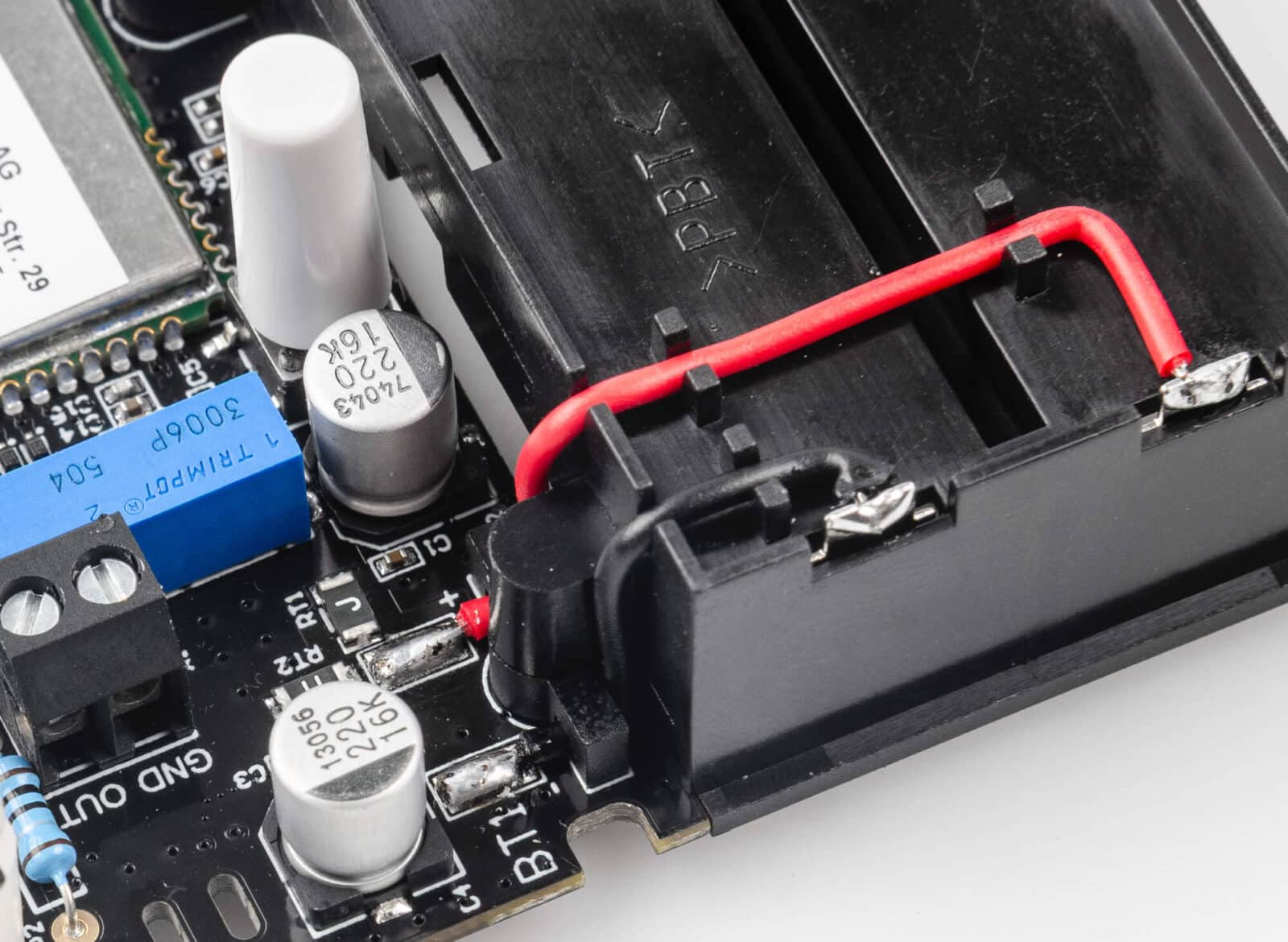 Bild 9: Anschlussdrähte des Batteriehalters mit den Pads der Platine verlöten