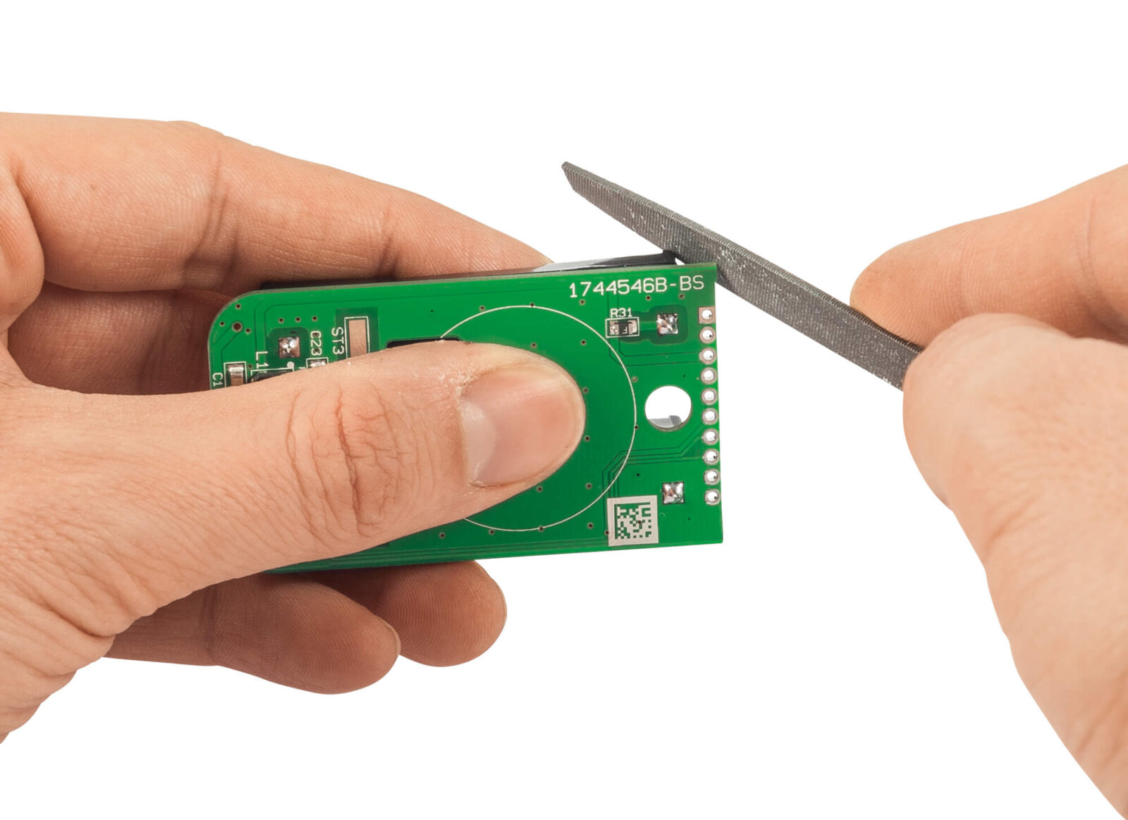 Bild 9: Der entstandene Grat ist mit einer Feile zu entfernen.