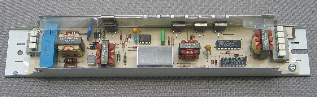 Bild 9: Moderne Leuchtstofflampen brauchen für höchste Effizienz ein elektronisches Vorschaltgerät (EVG). (Quelle: Wikipedia, Urheber Christian Taube)