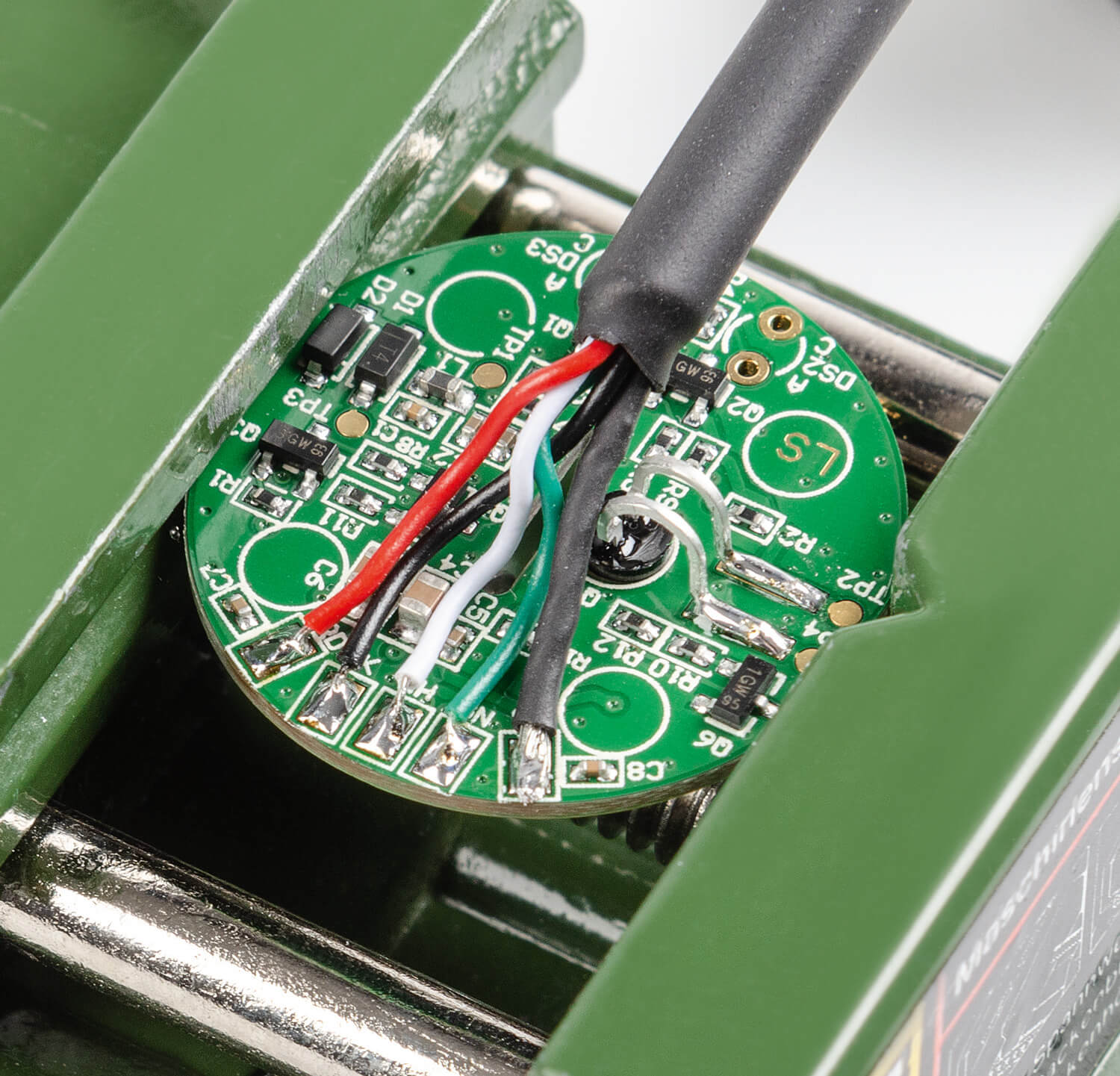 Bild 9: So werden die Leitungsenden auf der Platine angelötet. Ein kleiner Schraubstock oder ein Platinenhalter leistet dabei gute Dienste.