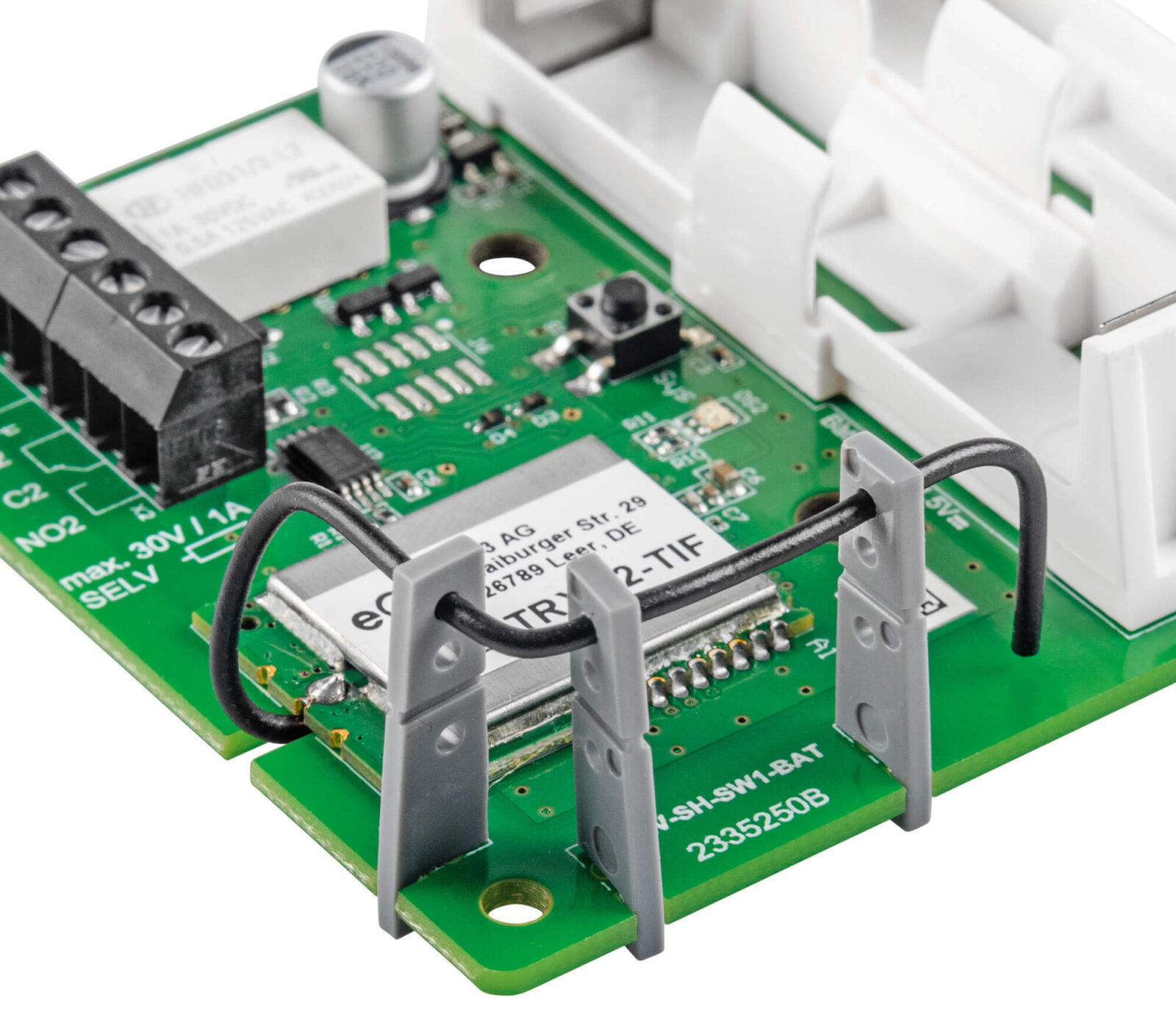 Bild 11: So wird die Antenne durch die Halter geführt.