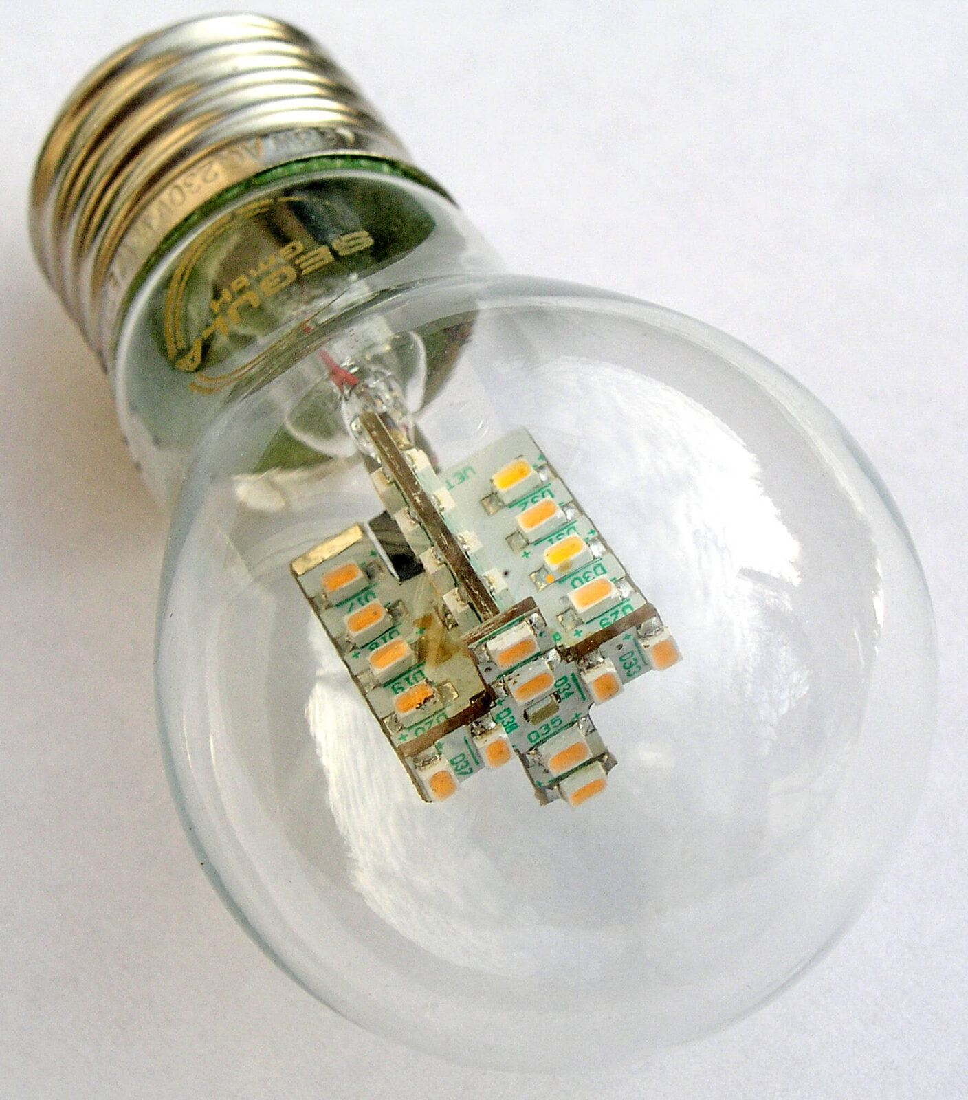 Bild 14: Würde ein Mattglaskolben bei dieser LED-Lampe verwendet, wäre die eingesetzte Technik nur an der geringen Lampenerwärmung bemerkbar.