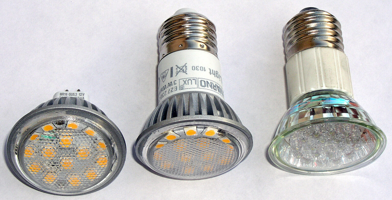 Bild 16: Typische Bauformen für Niedervolt- und Hochvolt-LED-Strahler