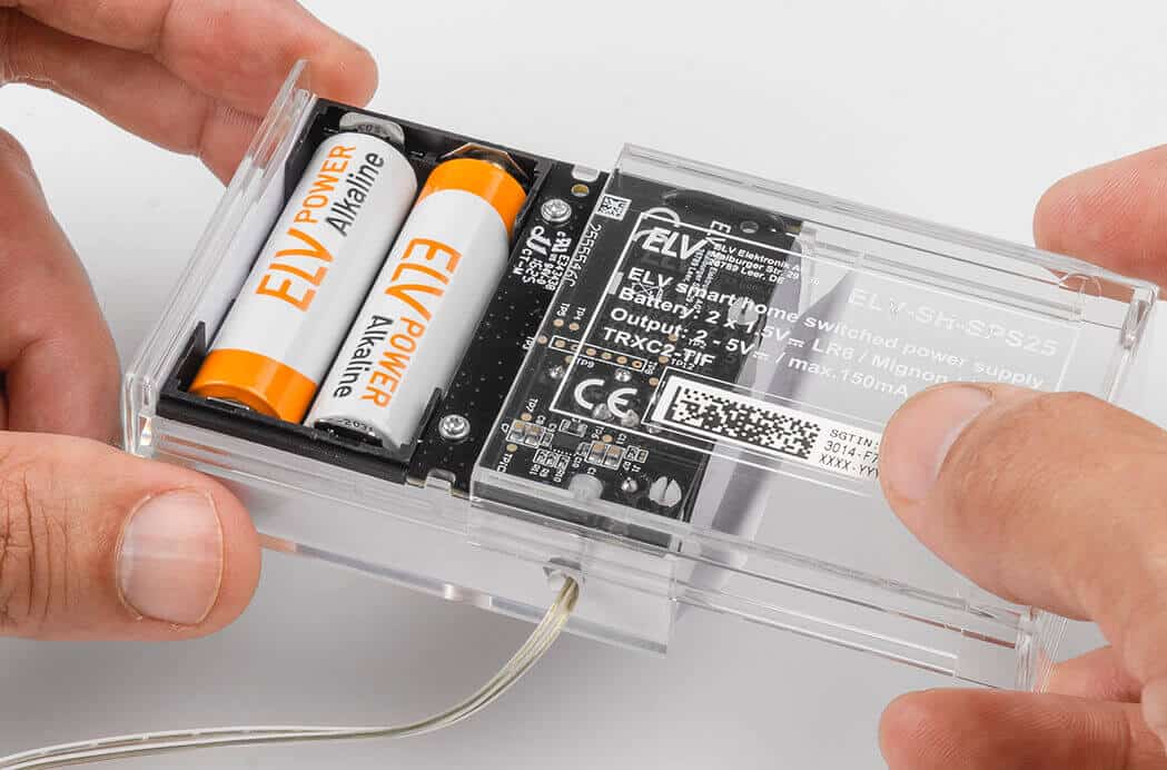 Bild 18: Platine montieren und Batterien einlegen
