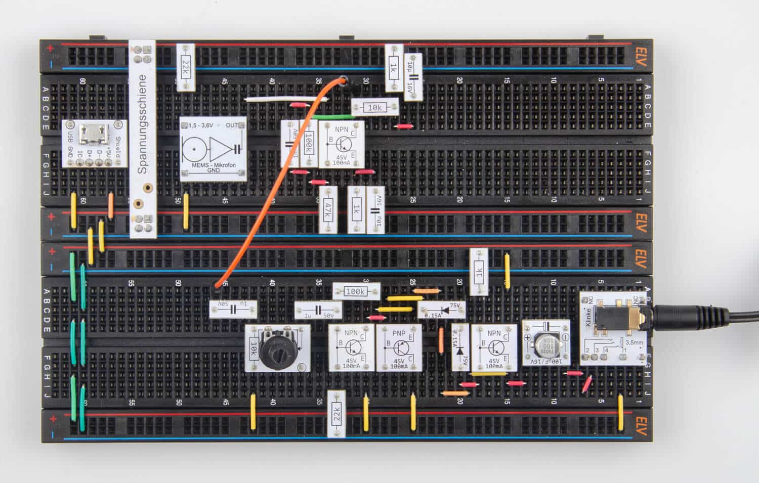 Bild 19. Aufbau des Mikrofonverstärkers auf zwei zusammensetzten Steckboards. Rechts ist der Stecker vom Ohrhörer erkennbar