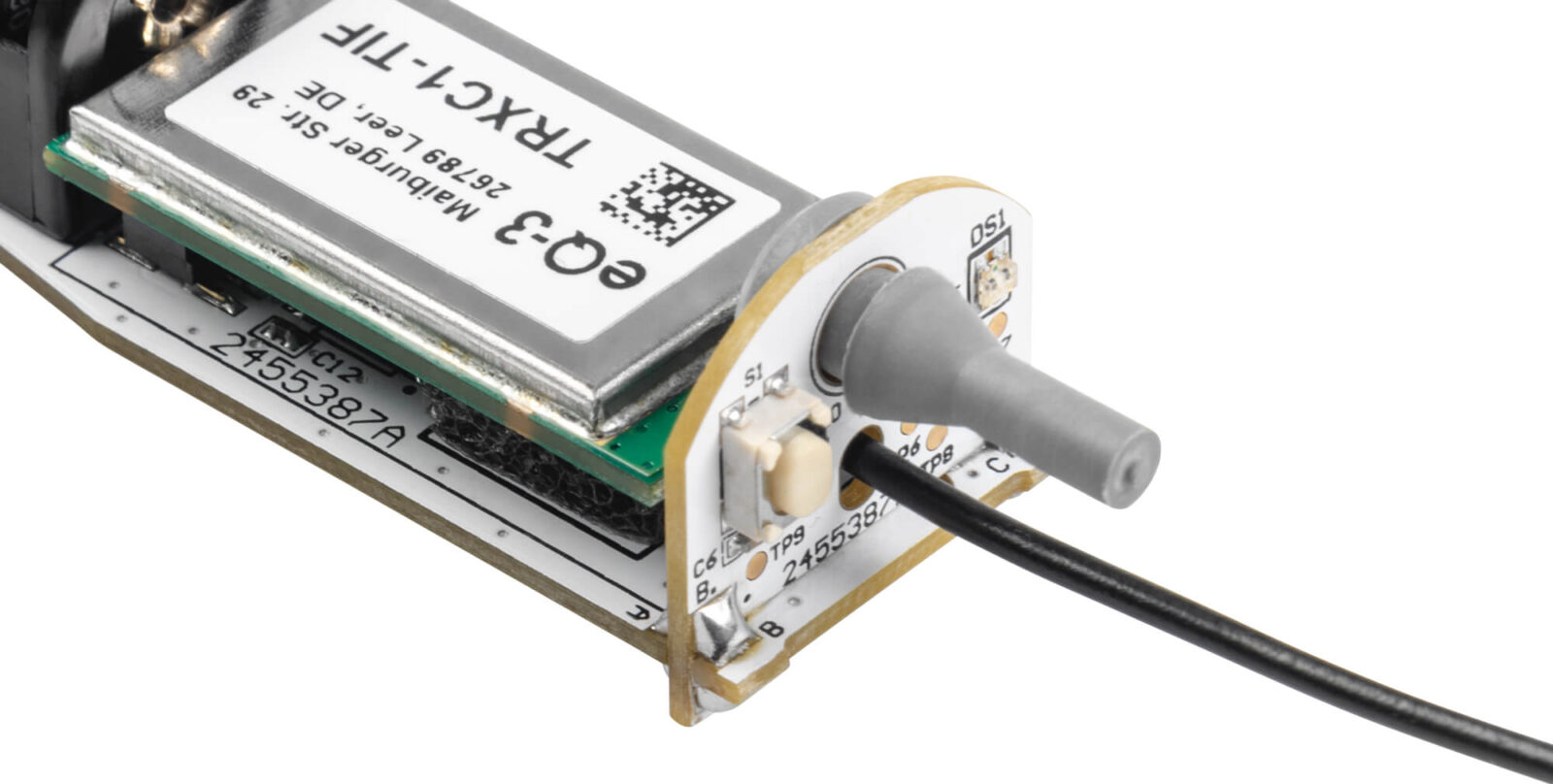 Schritt 5: Der kleine graue Abstandshalter wird von der Seite des Batteriehalters durch das Loch der abgewinkelten Platine gefädelt und durchgezogen, bis die Gummilippe einrastet.