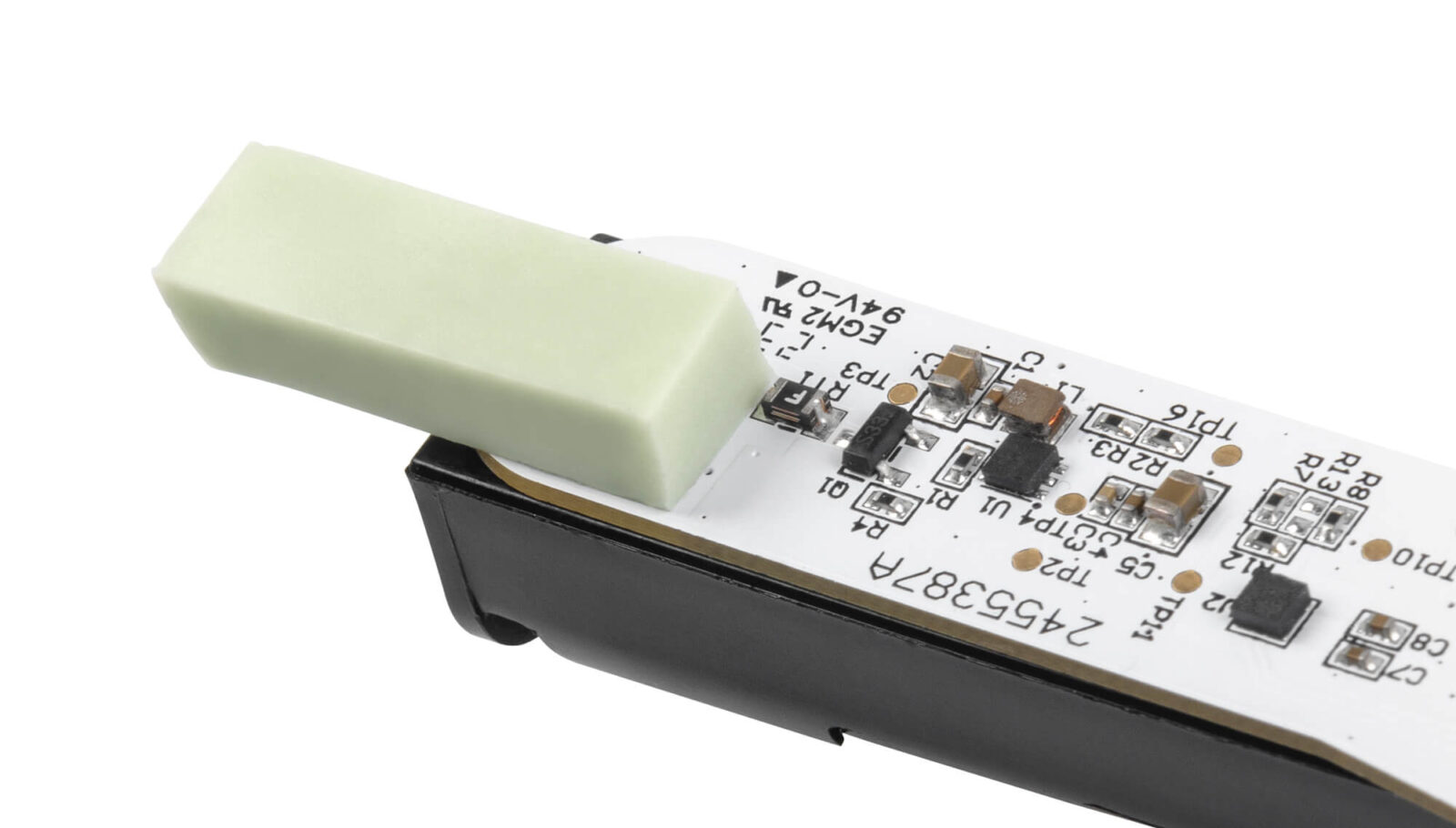 Schritt 7: Das mitgelieferte Wärmeleitpad wird beidseitig von der Verpackung befreit und exakt über dem Temperatursensor platziert. Dabei muss darauf geachtet werden, dass das Pad gleichmäßig und fest auf dem Sensor aufliegt.