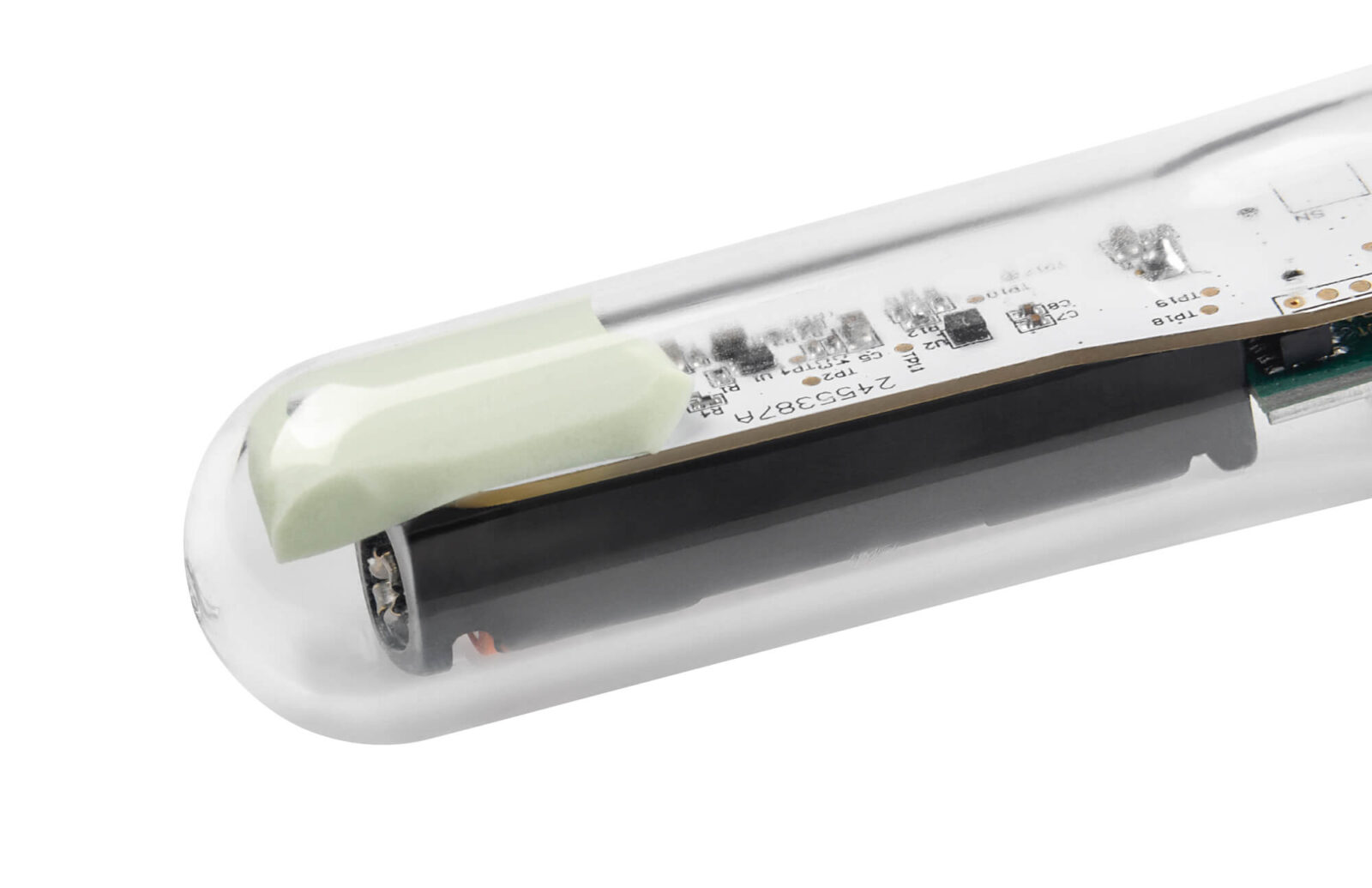 Schritt 8: Die Platine wird dann behutsam und gleichmäßig bis zum Anschlag in den PET-Rohling eingeschoben.